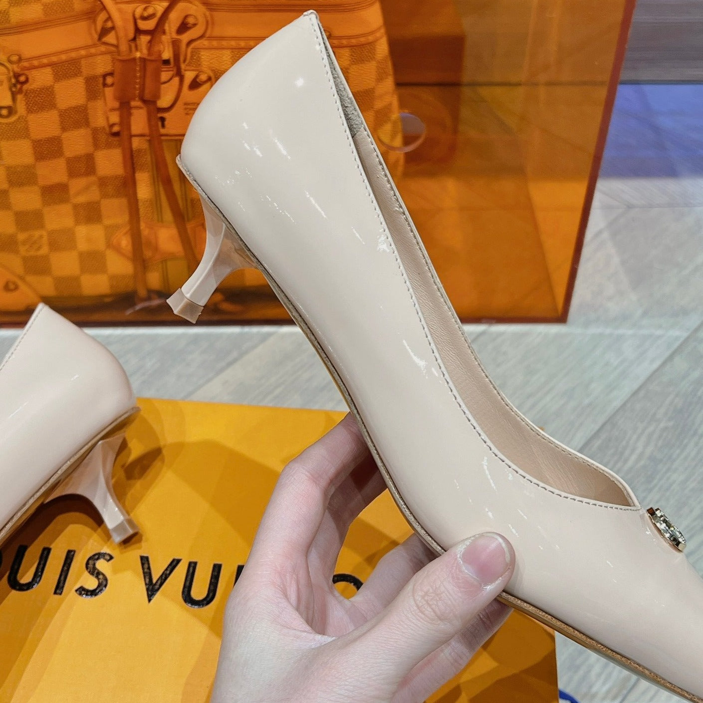 LV SINGLE LOW HEEL PUMP BIEGE