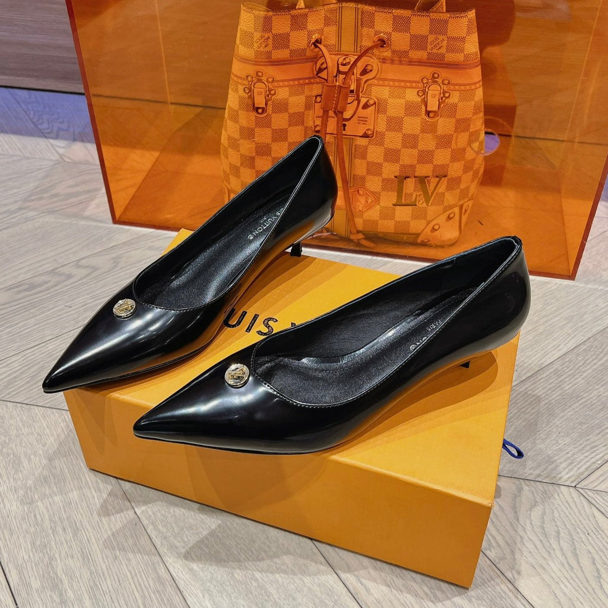 LV SINGLE LOW HEEL PUMP BLACK