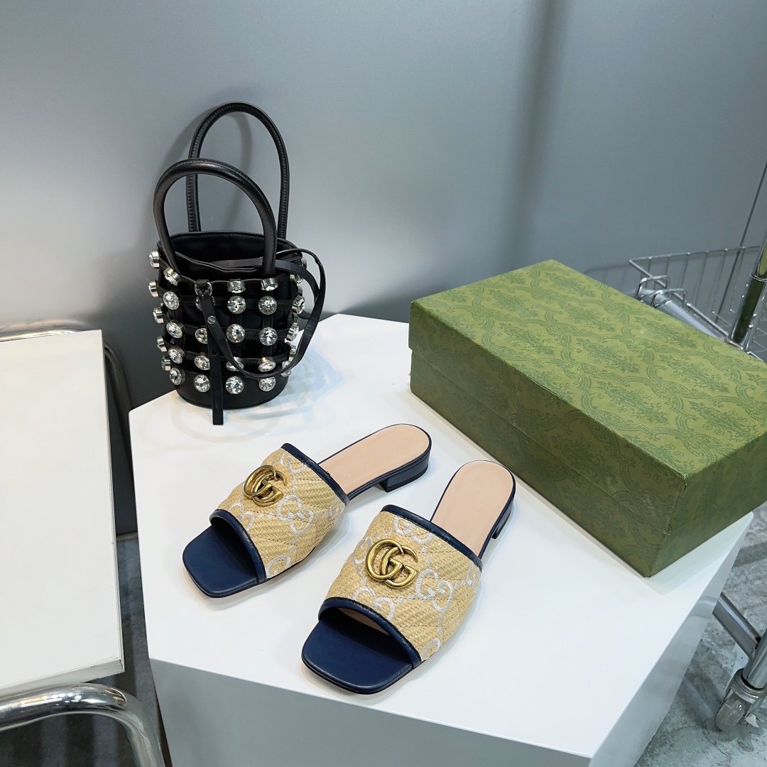 GG MATELASSÉ CANVAS SLIDES WHITE LOGO