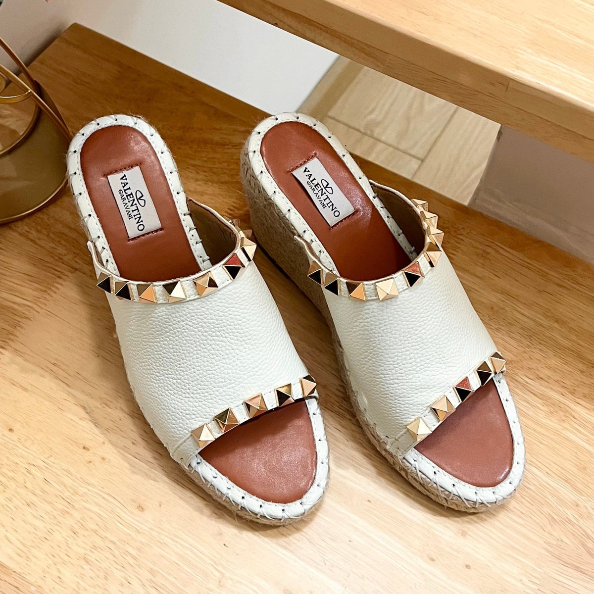 LACE-UP WEDGE SANDALS IN WHITE CALFSKIN WITH STUDS