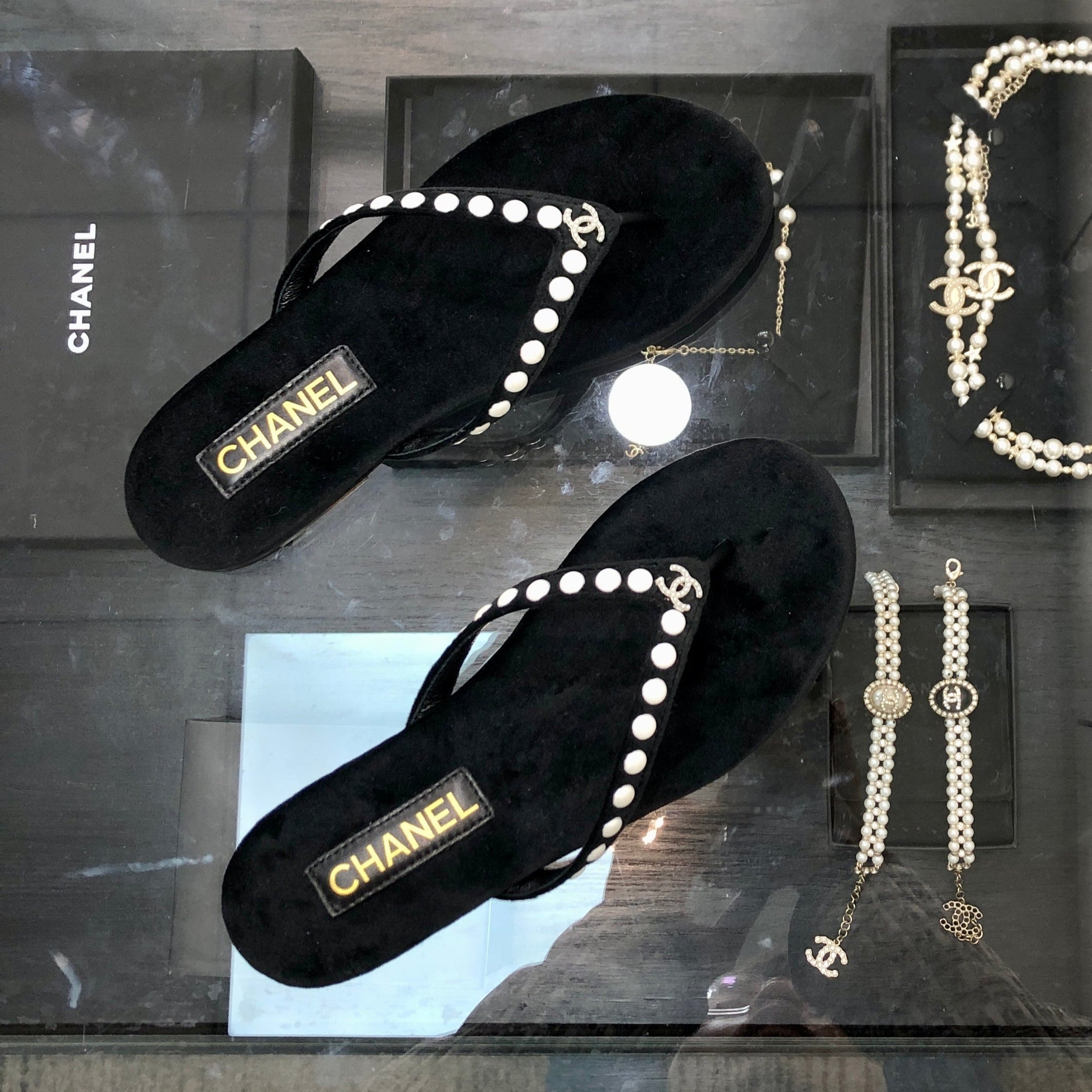THONG SLIDE IN BLACK SUEDE WITH WHITE DOT