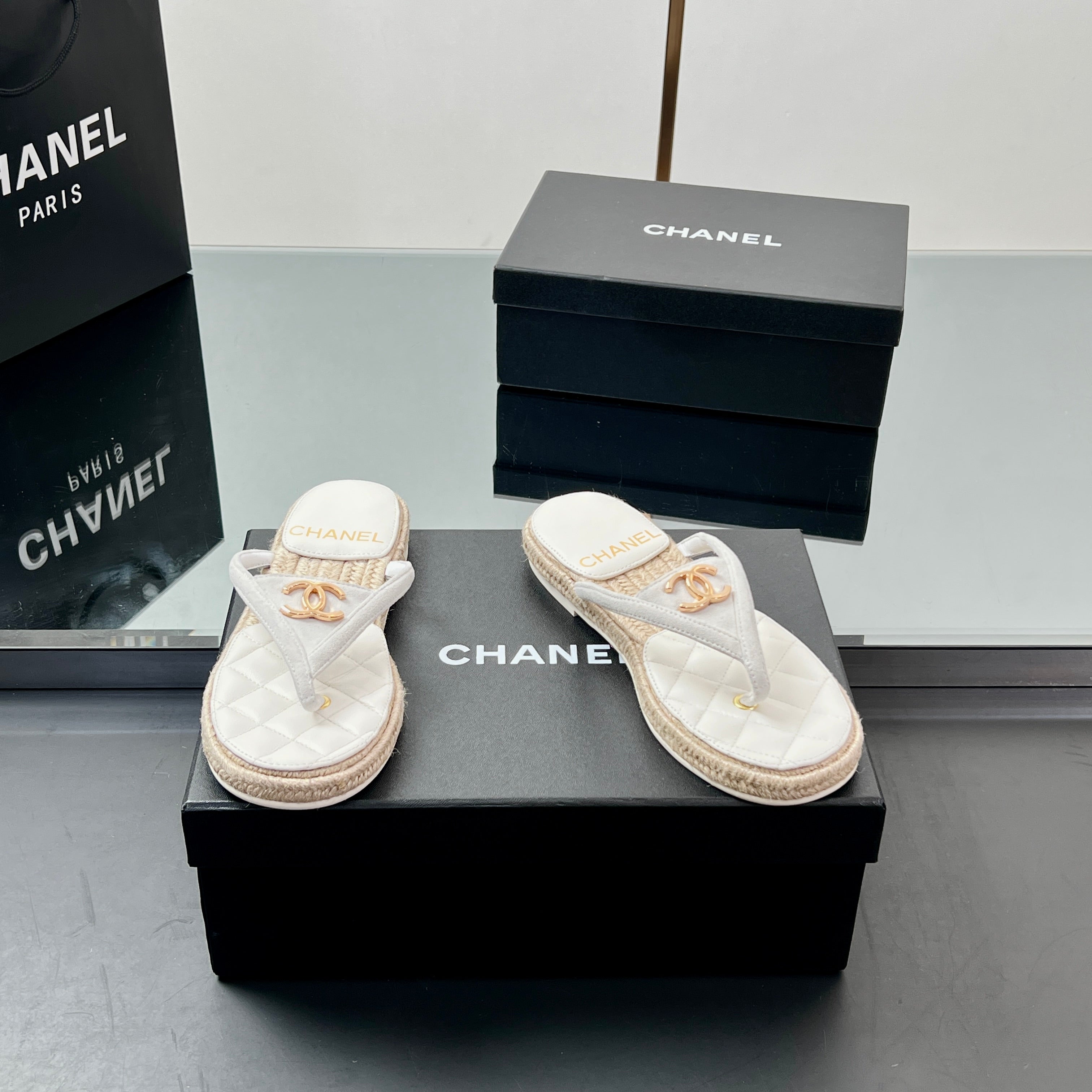 FLIP-FLOPS IN WHITE LAMBSKIN WITH RAFFIA