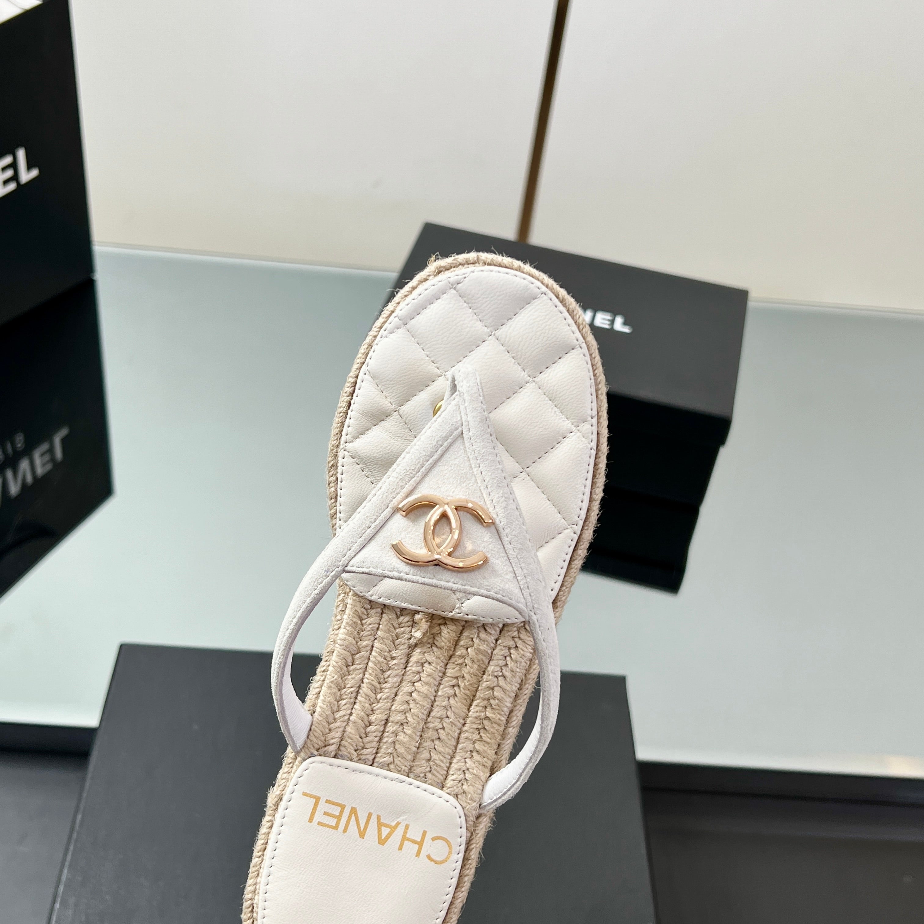 FLIP-FLOPS IN WHITE LAMBSKIN WITH RAFFIA