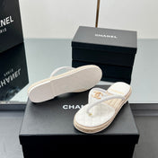 FLIP-FLOPS IN WHITE LAMBSKIN WITH RAFFIA