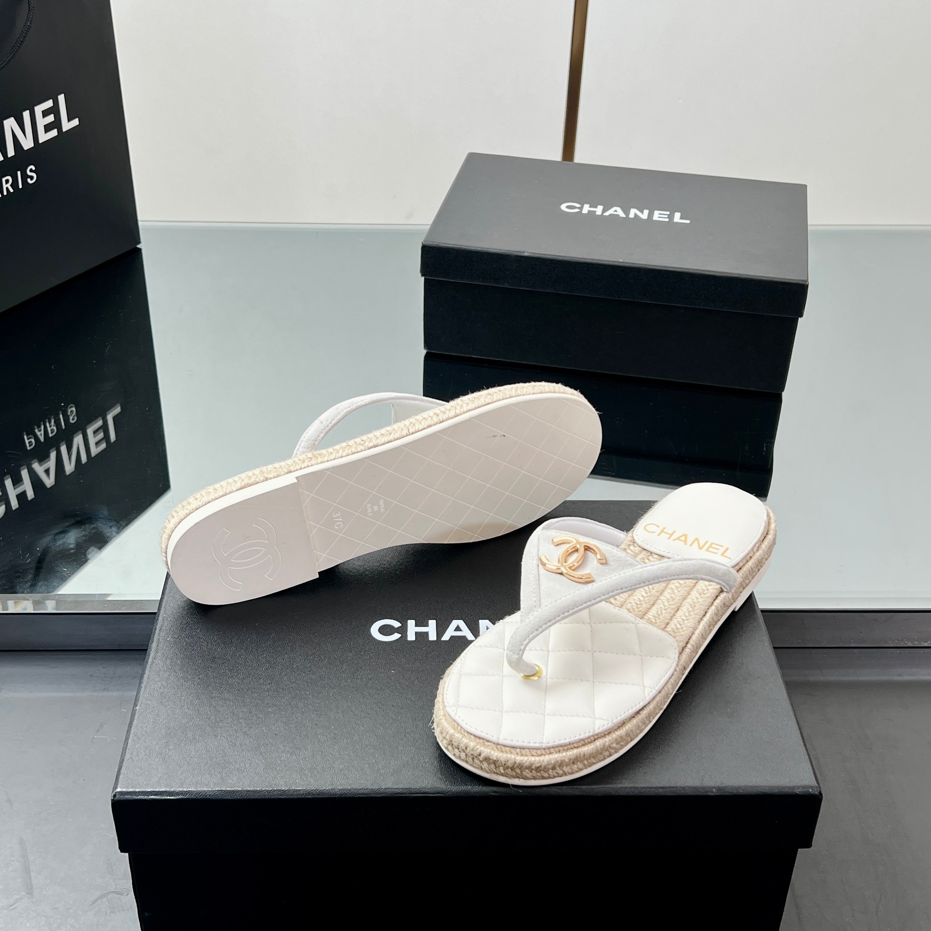 FLIP-FLOPS IN WHITE LAMBSKIN WITH RAFFIA