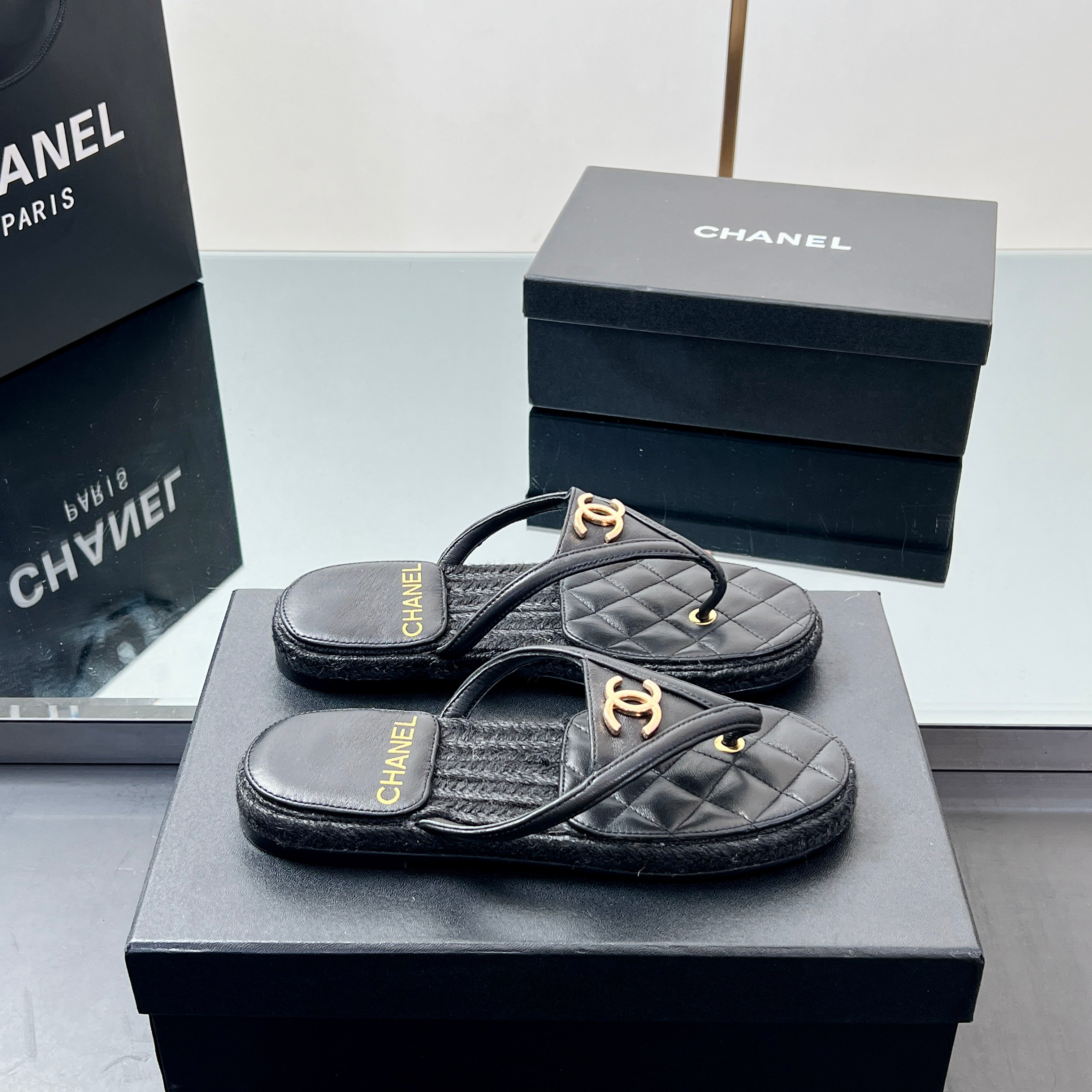 FLIP-FLOPS IN BLACK LAMBSKIN WITH RAFFIA