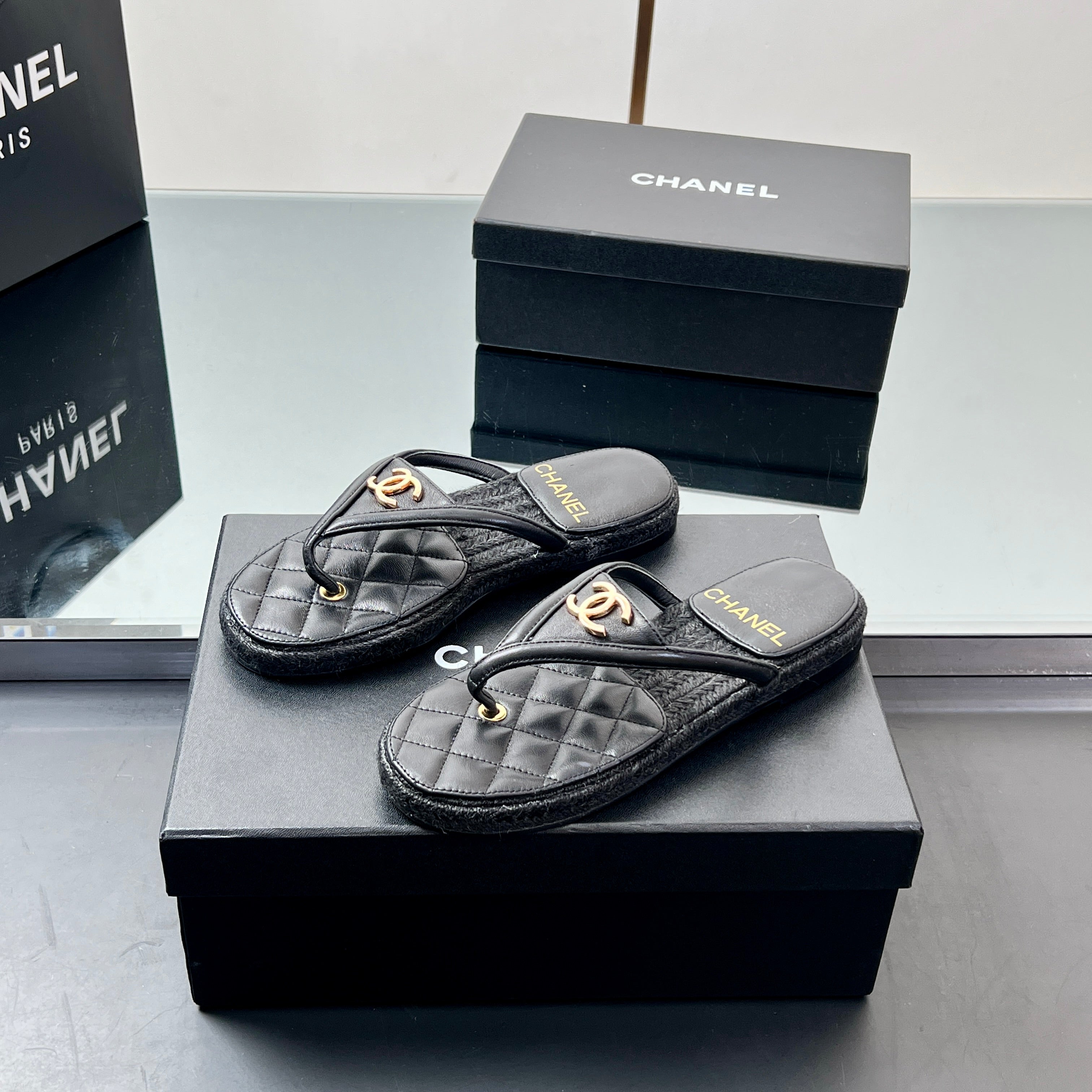 FLIP-FLOPS IN BLACK LAMBSKIN WITH RAFFIA