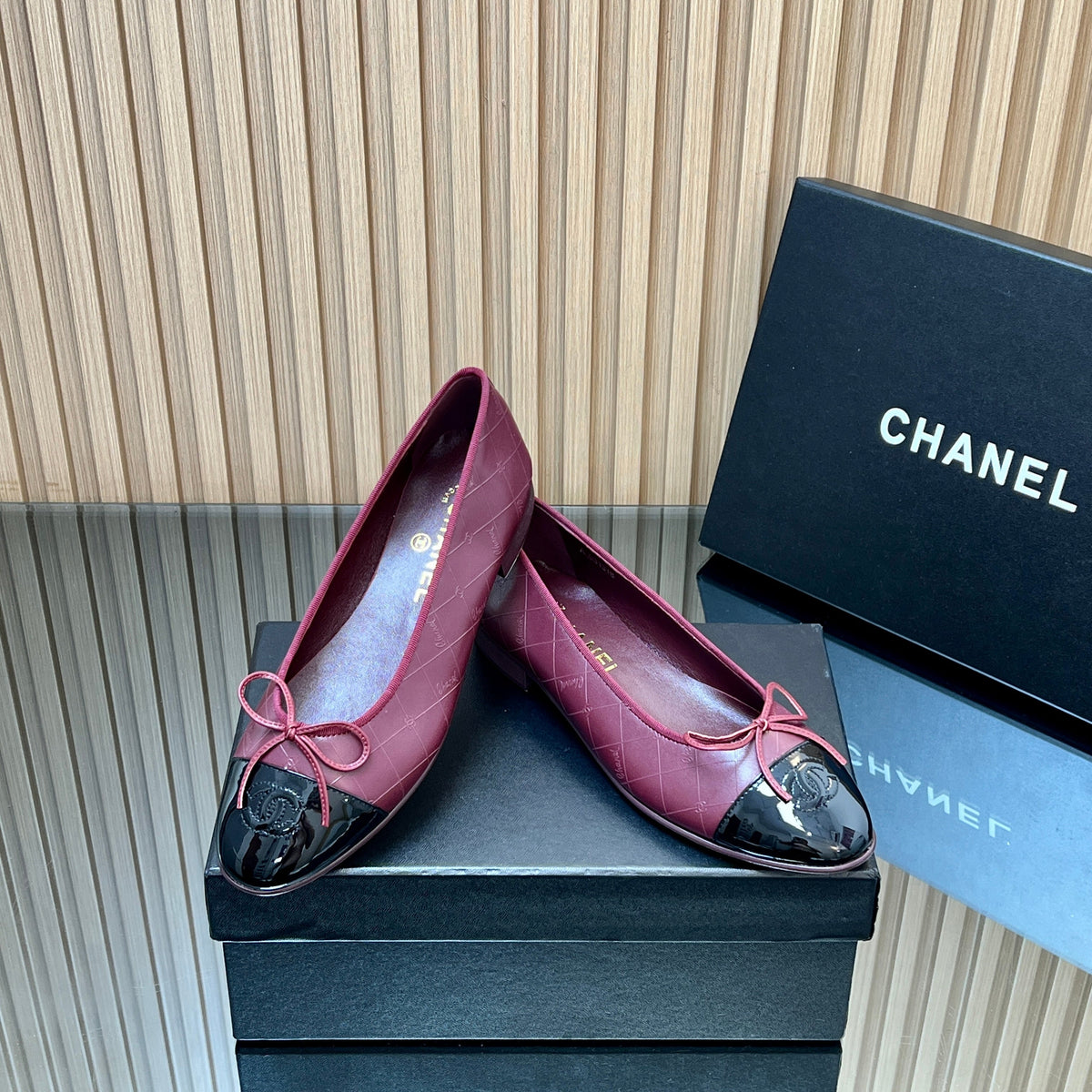 CHANEL 25S BALLET FLATS 20MM IN DEEP PLUM AND BLACK CALFSKIN GLOSSY WITH BOW