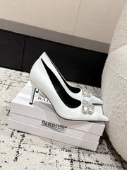 POINTED HIGH PUMPS IN WHITE PATENT CALFSKIN WITH CRYSTAL BUCKLE