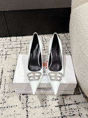 POINTED HIGH PUMPS IN WHITE PATENT CALFSKIN WITH CRYSTAL BUCKLE