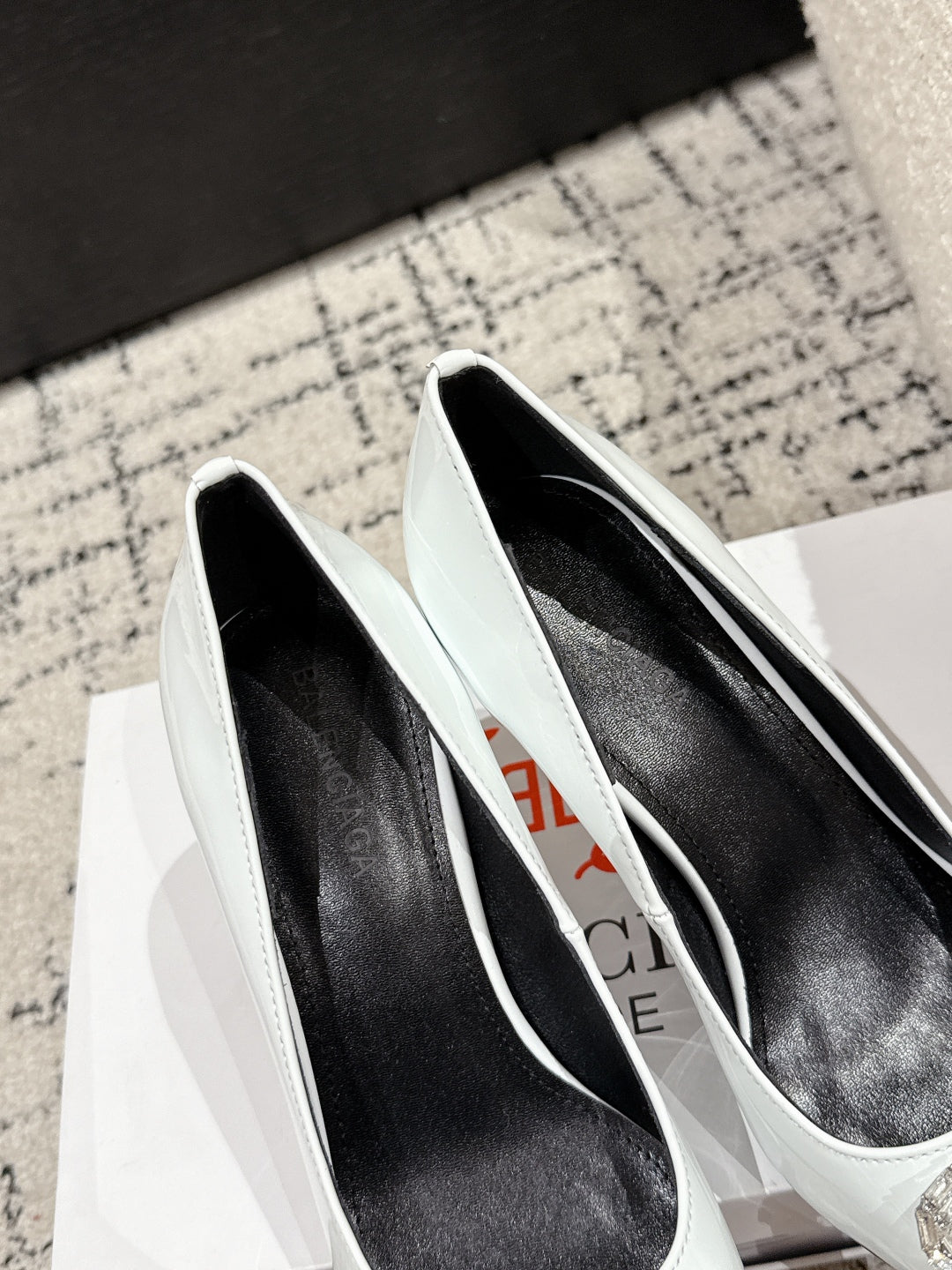 POINTED HIGH PUMPS IN WHITE PATENT CALFSKIN WITH CRYSTAL BUCKLE