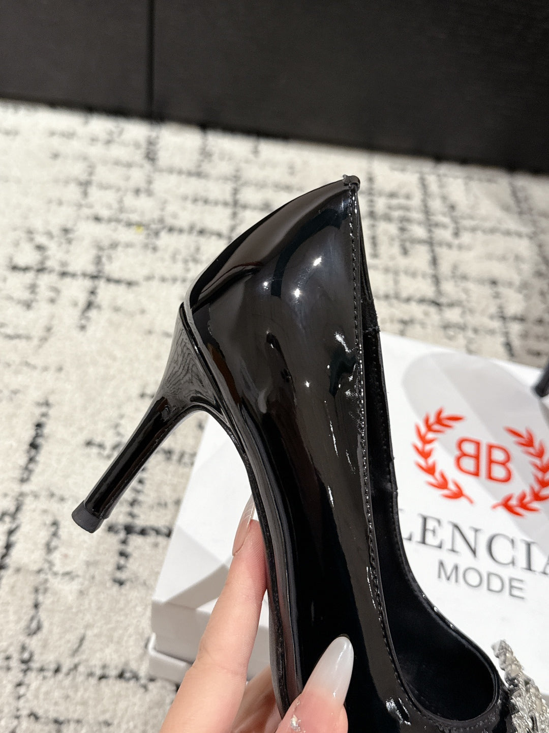 POINTED HIGH PUMPS IN BLACK PATENT CALFSKIN WITH CRYSTAL BUCKLE