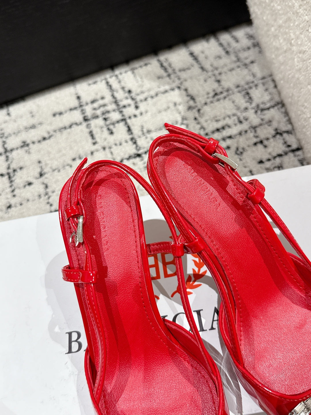 POINTED HIGH SLINGBACK IN RED PATENT CALFSKIN WITH CRYSTAL BUCKLE