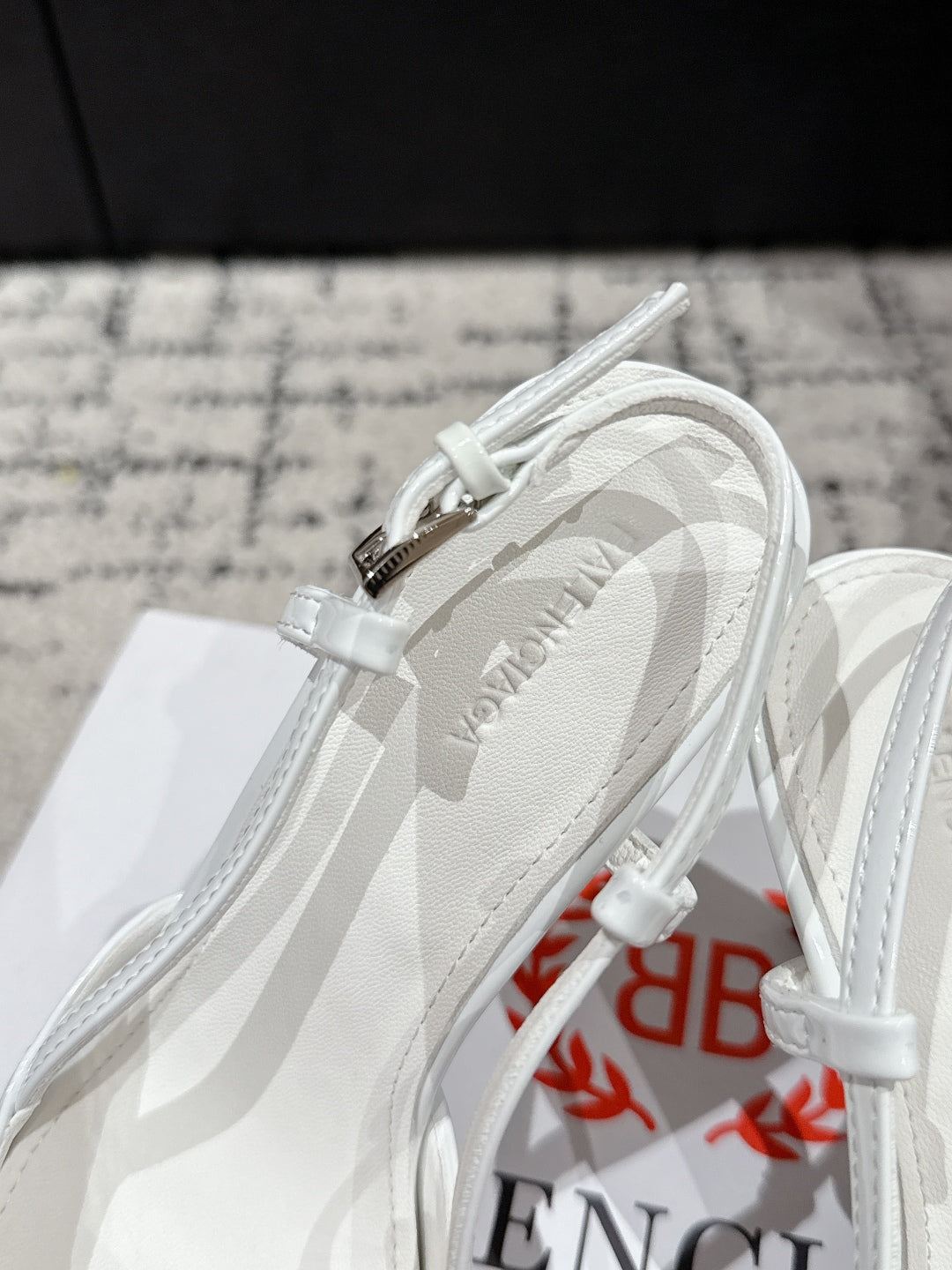 POINTED HIGH SLINGBACK IN WHITE PATENT CALFSKIN WITH CRYSTAL BUCKLE