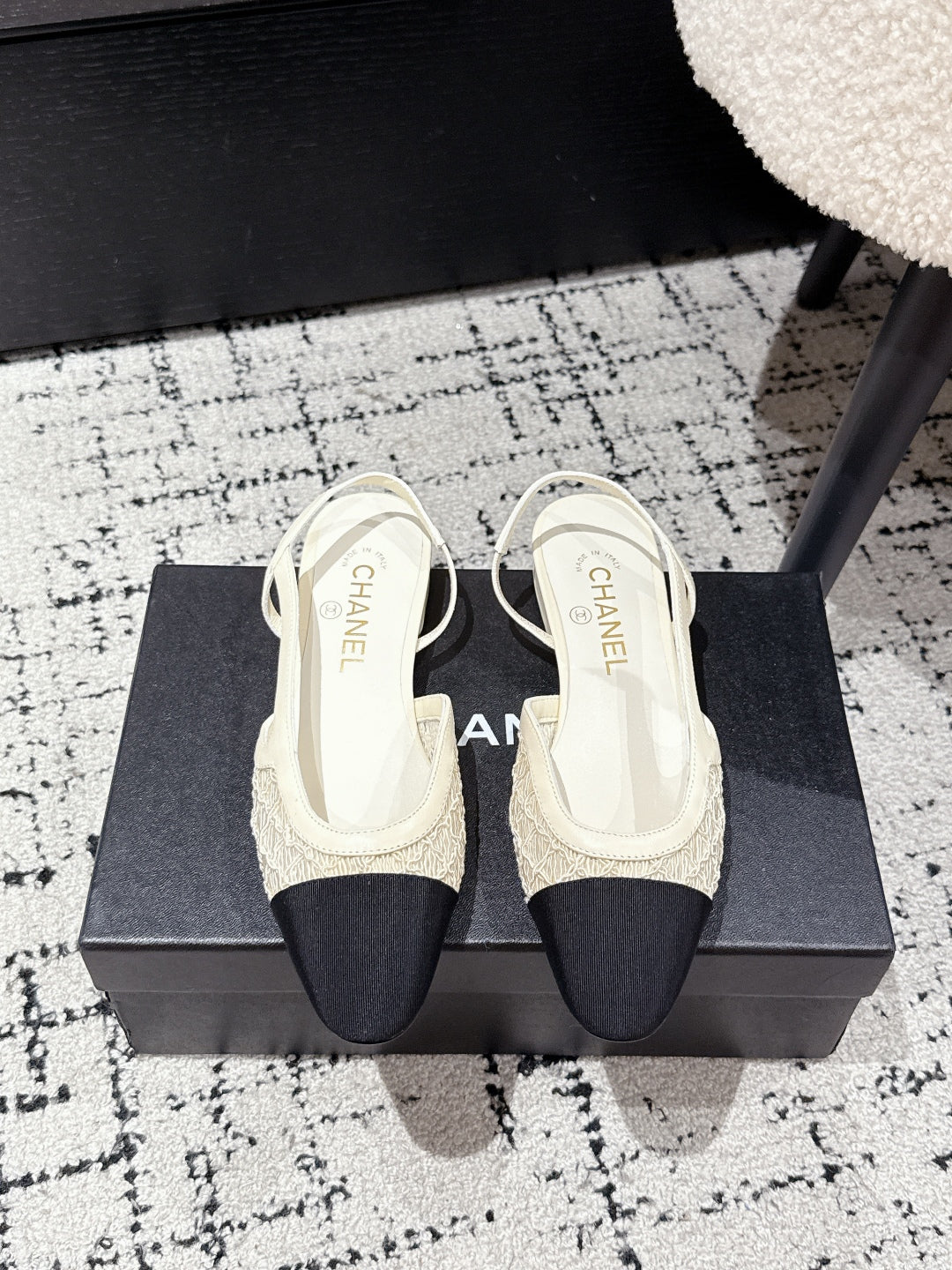SLINGBACK 25S IN OFF WHITE AND BLACK FABRIC