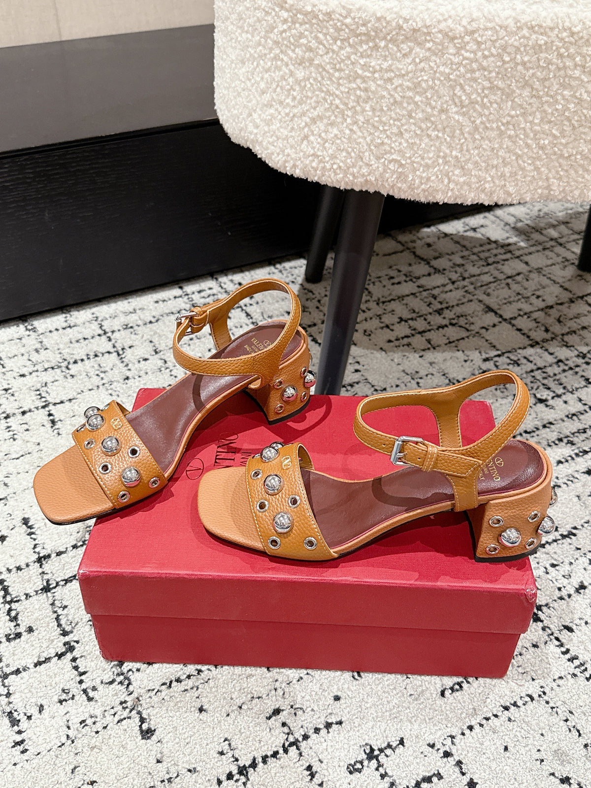 VLTN STUDDED BLOCK HEEL SANDALS 25S 60 MM IN BROWN LAMBSKIN