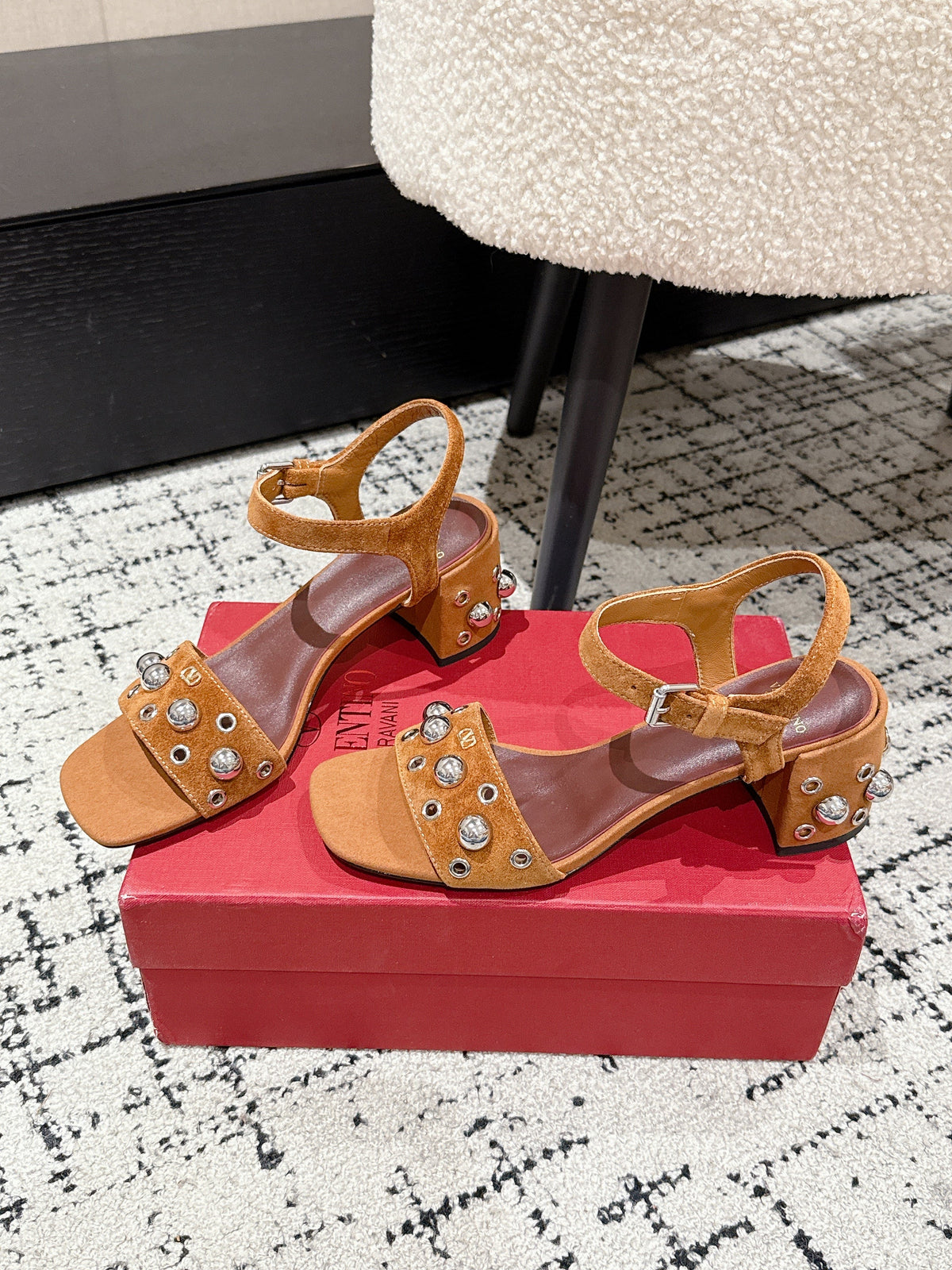 VLTN STUDDED BLOCK HEEL SANDALS 25S 60 MM IN BROWN SUEDE