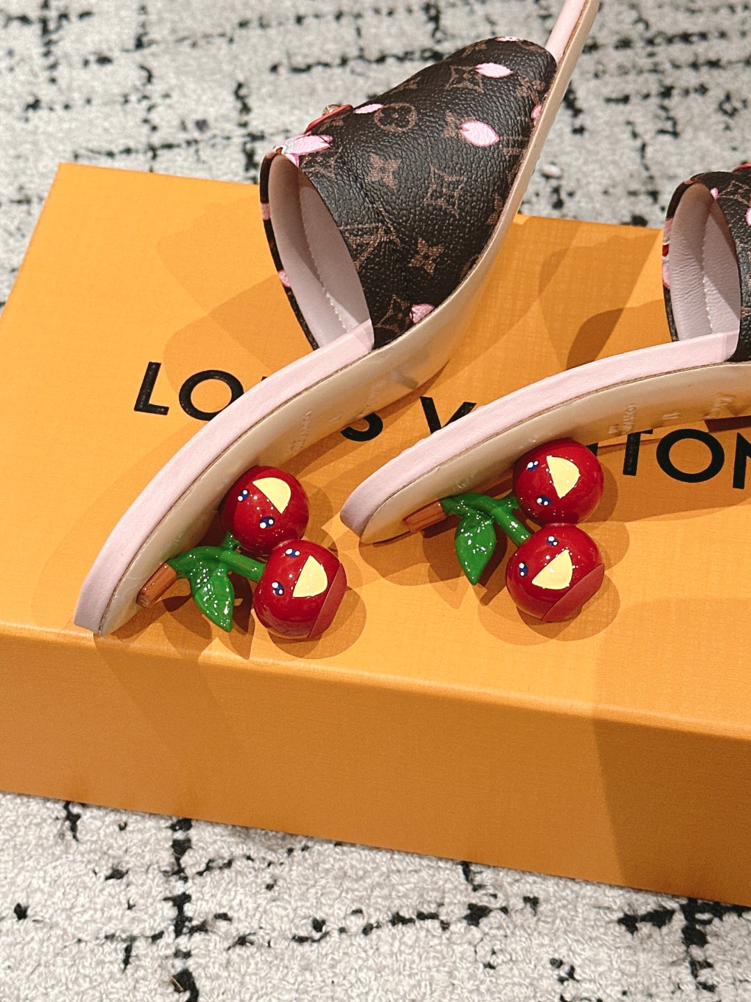 LV CHERRY HIGH HEELS 25S 55 MM IN DARK BROWN AND LIGHT PINK CALFSKIN STYLE 2