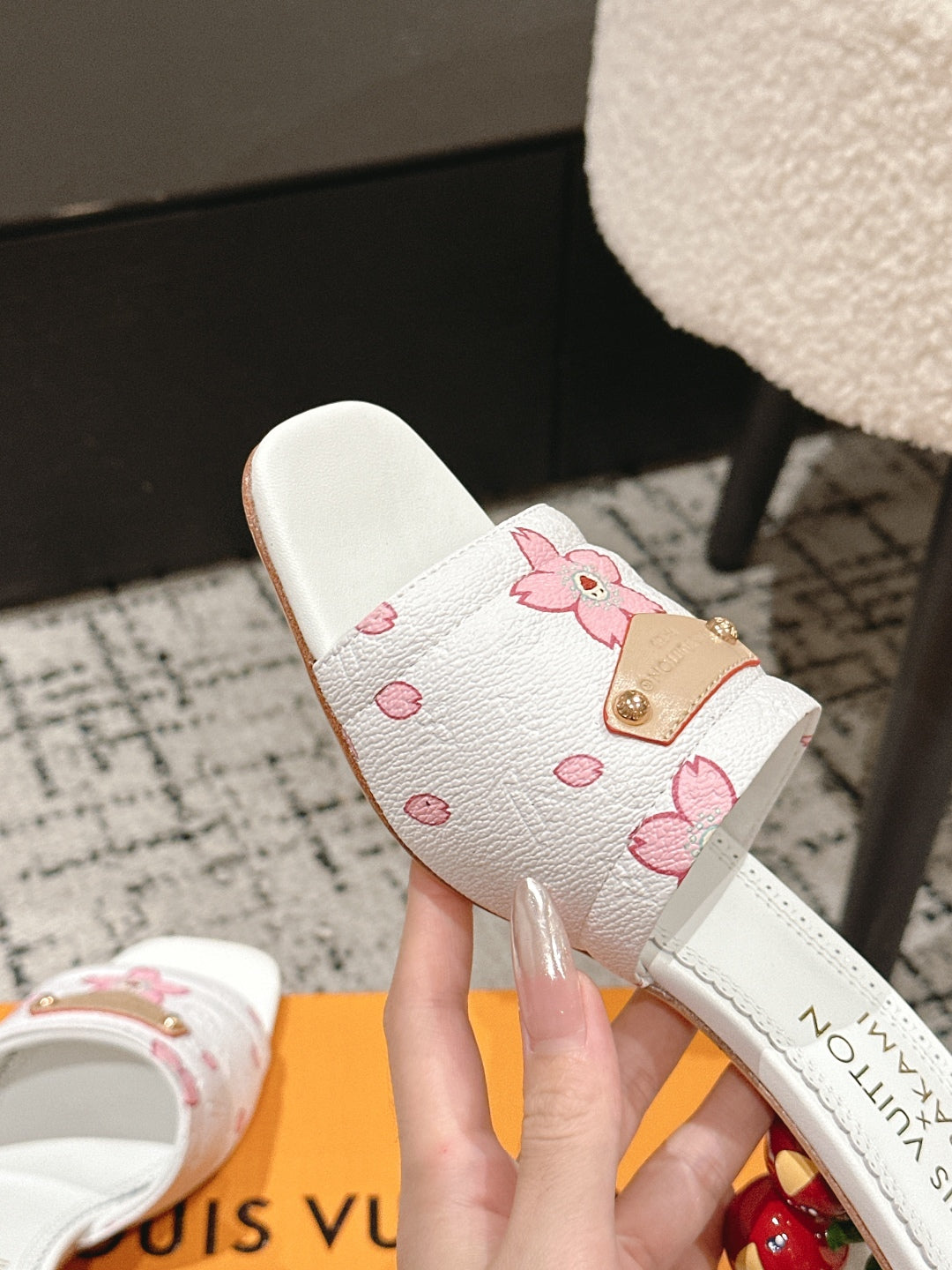 LV CHERRY HIGH HEELS 25S 55 MM IN WHITE CALFSKIN STYLE 3