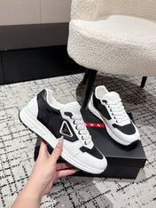 PRADA 25S MEN SNEAKERS LOGO IN WHITE AND BLACK NUBUCK AND CANVAS