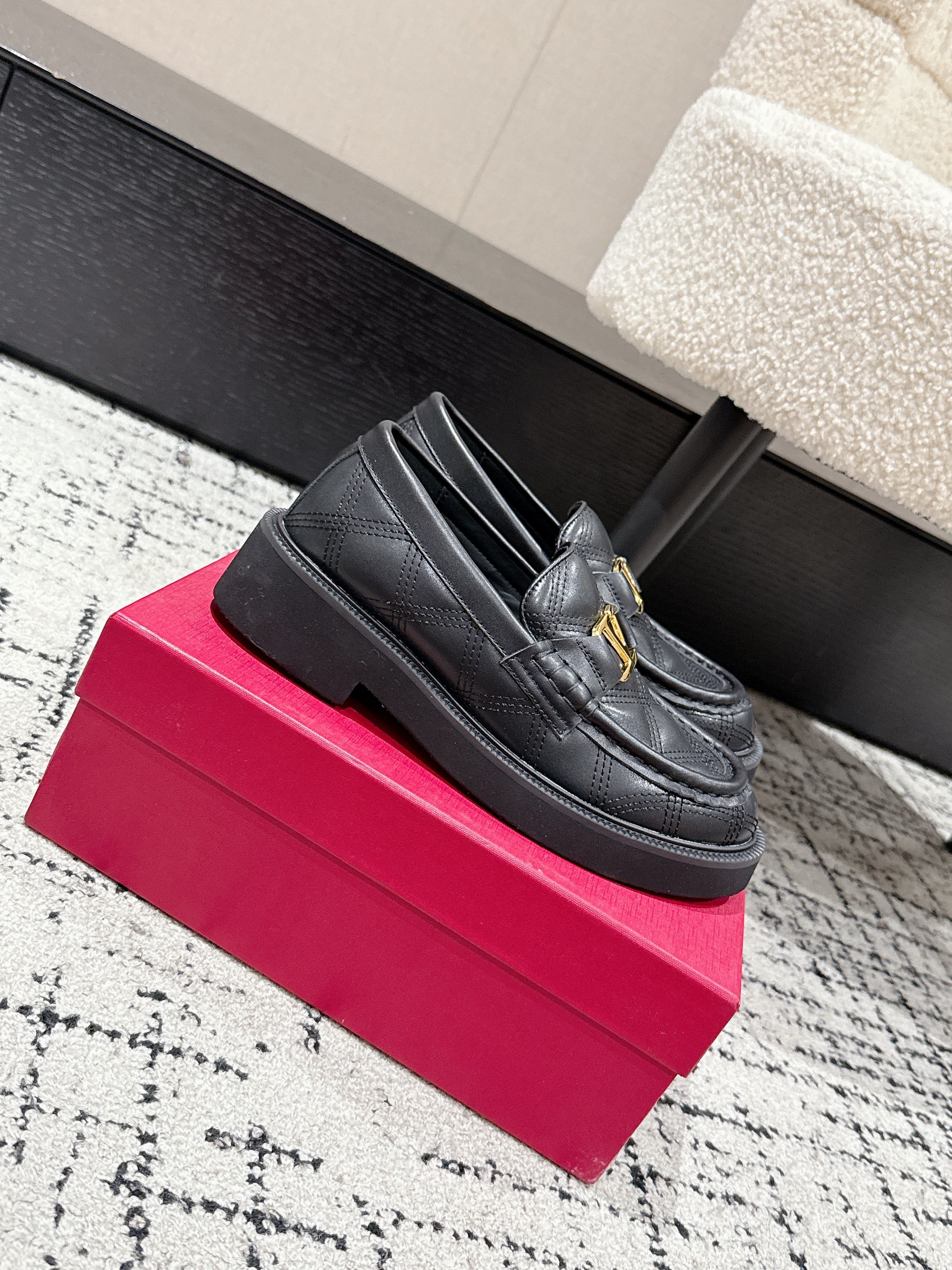 VLTN LOAFER 25S IN MATTE BLACK LEATHER WITH GOLD HARDWARE