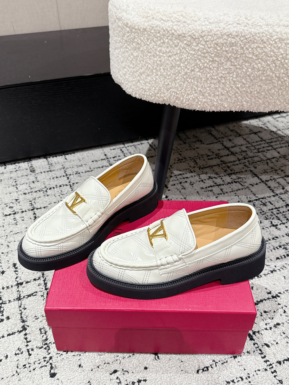 VLTN LOAFER 25S IN CREAM WHITE CALFSKIN WITH GOLD HARDWARE