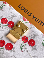 POCHETTE MÉTIS EAST WEST 21.5 IN WHITE WITH CHERRY PRINT MONOGRAM