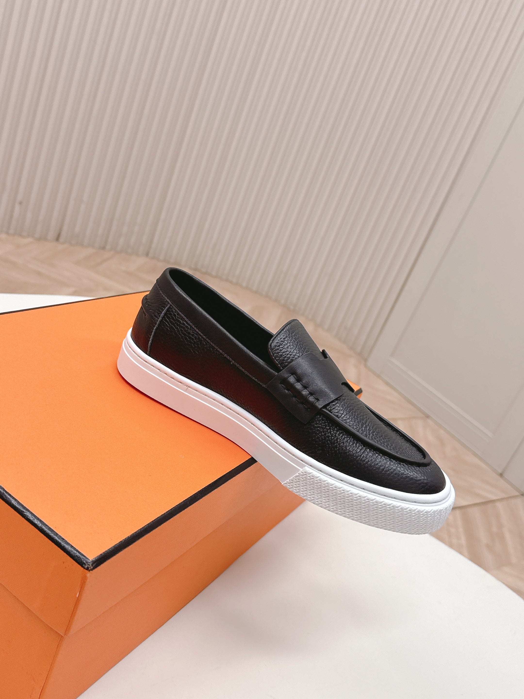 HM 25S SLIP-ON IN BLACK GRAINED LEATHER