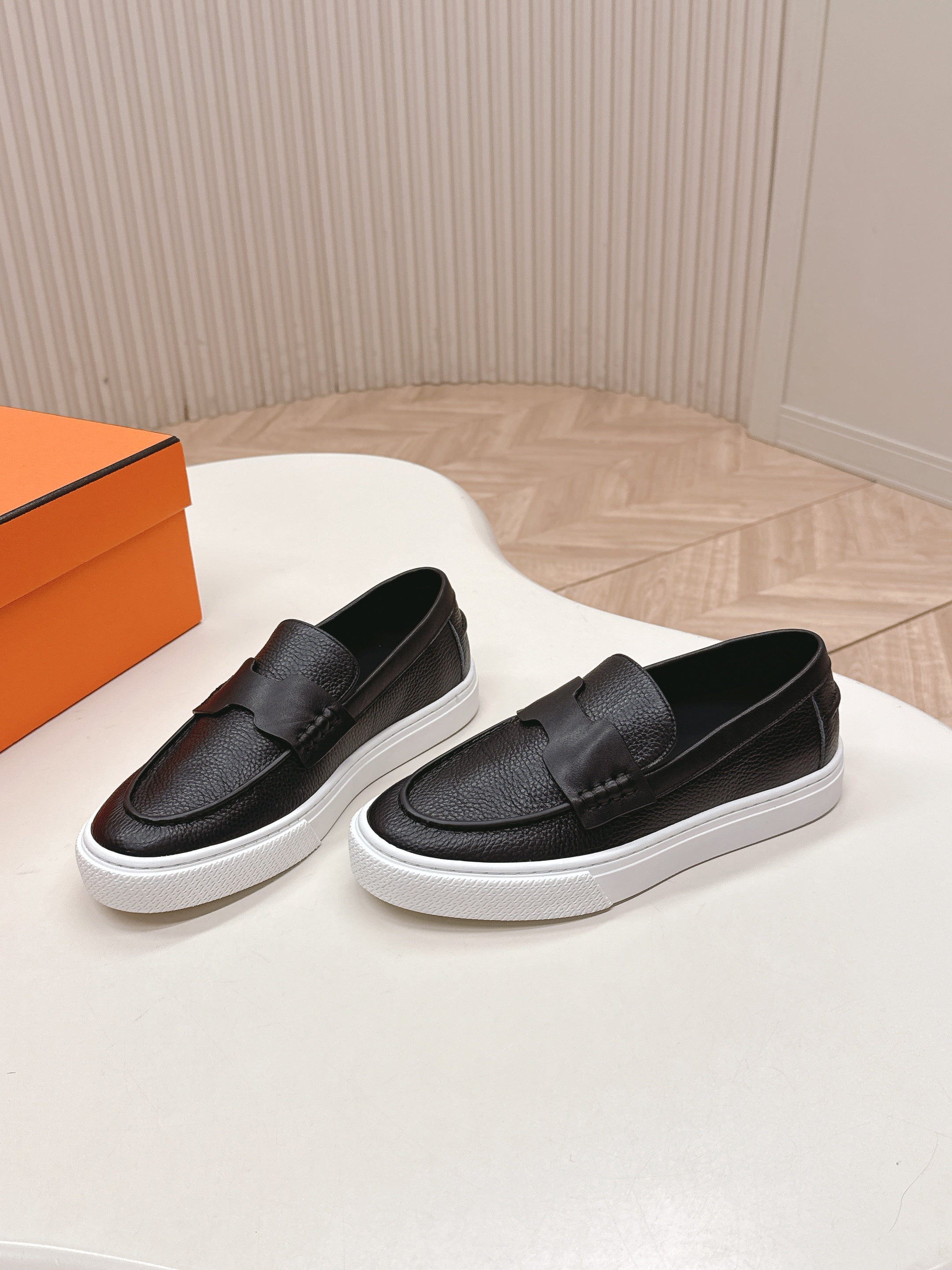 HM 25S SLIP-ON IN BLACK GRAINED LEATHER