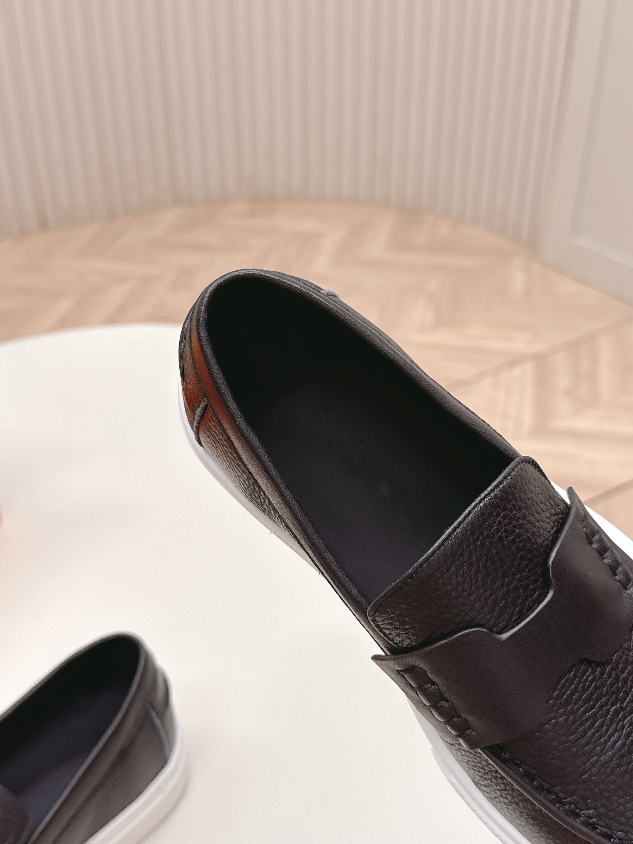 HM 25S SLIP-ON IN BLACK GRAINED LEATHER