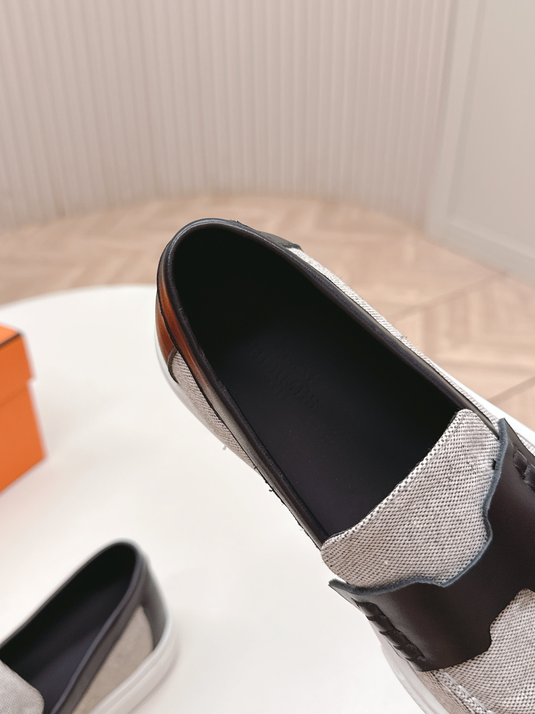 HM 25S SLIP-ON IN LIGHT GREY CANVAS AND BLACK LAMBSKIN