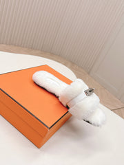 HM 25S ORAN SANDAL IN WHITE SHEARLING WITH SILVER HARDWARE