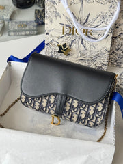 DIOR 25S MEDIUM SADDLE POUCH WITH CHAIN 21 IN BLUE BLACK DIOR OBLIQUE JACQUARD CANVAS AND CALFSKIN