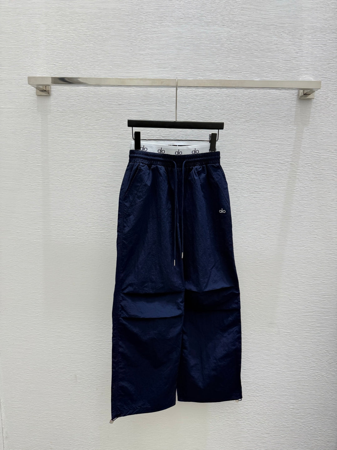 ALO STRAIGHT-LEG PANTS STYLE 85