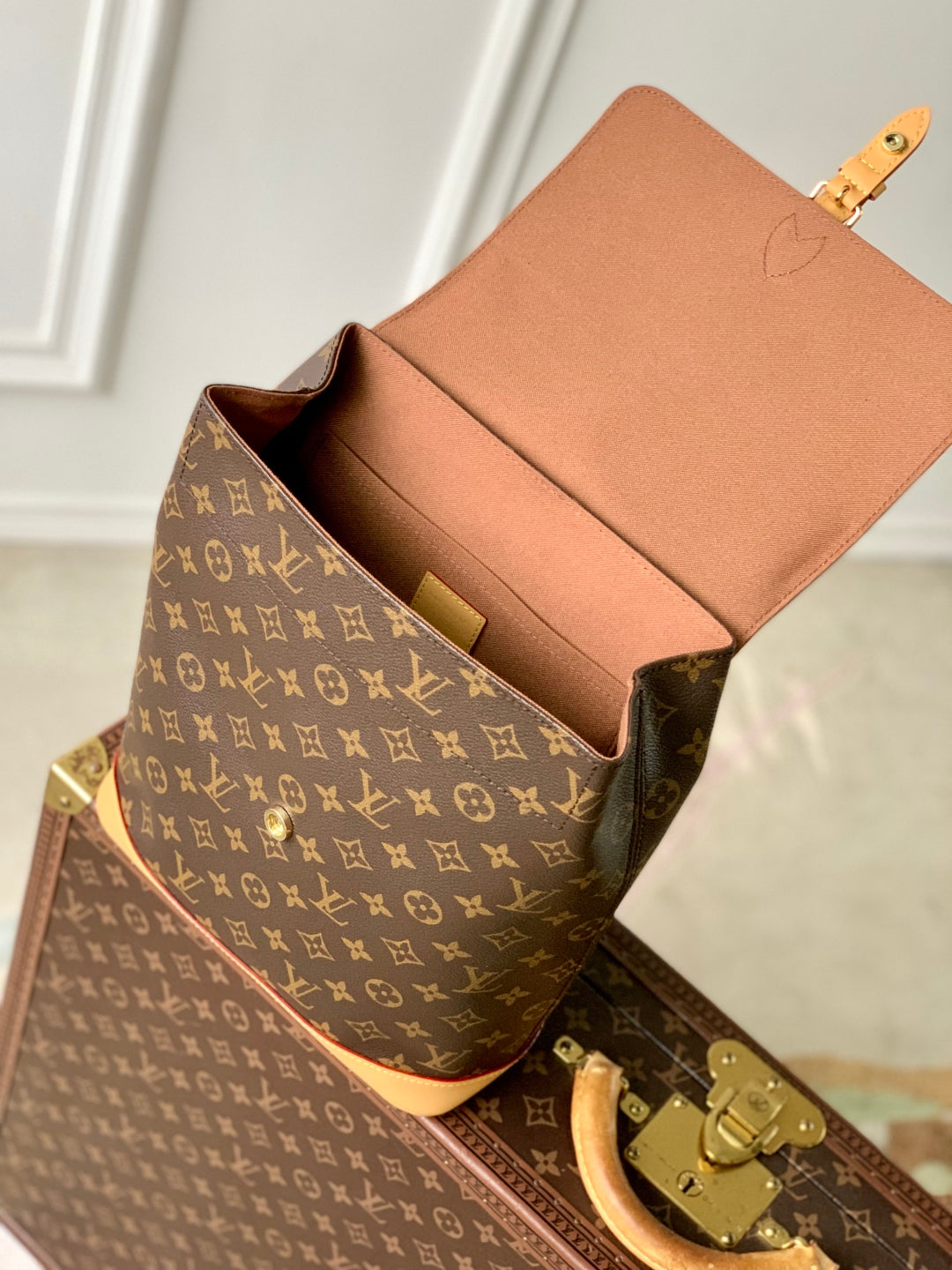 SOHO MM 32 IN BROWN MONOGRAM COATED CANVAS AND CALFSKIN