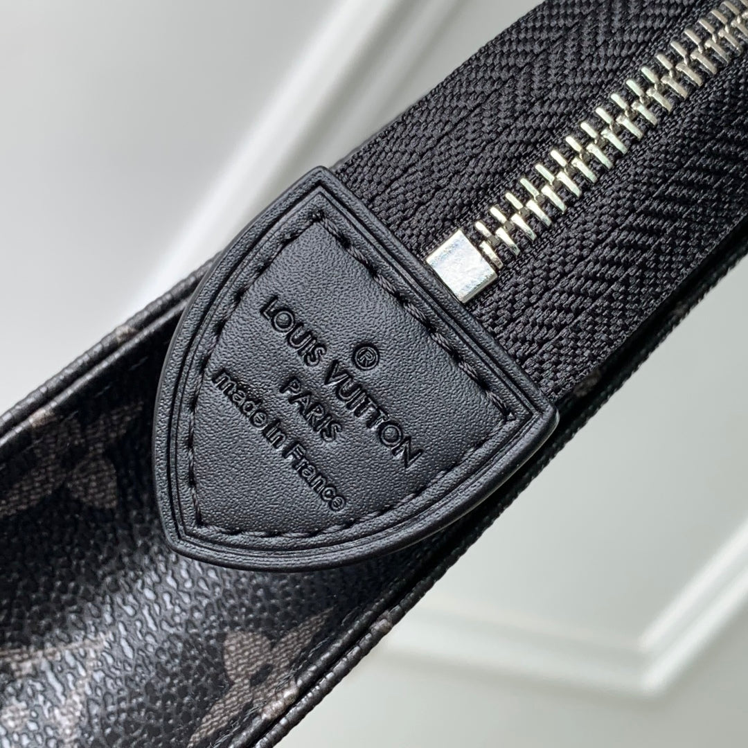 RIO TOILET POUCH 25 IN BLACK CANVAS MONOGRAM SILVER LOCK