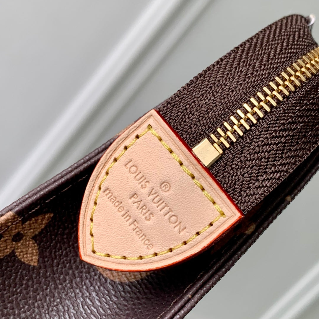 RIO TOILET POUCH 25 IN BROWN CANVAS MONOGRAM GOLD LOCK