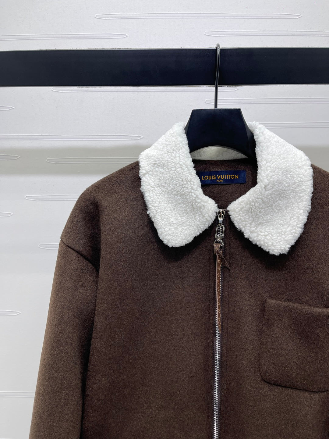 LV 25S KNITTED CARDIGAN WITH SHEARLING COLLAR 0153