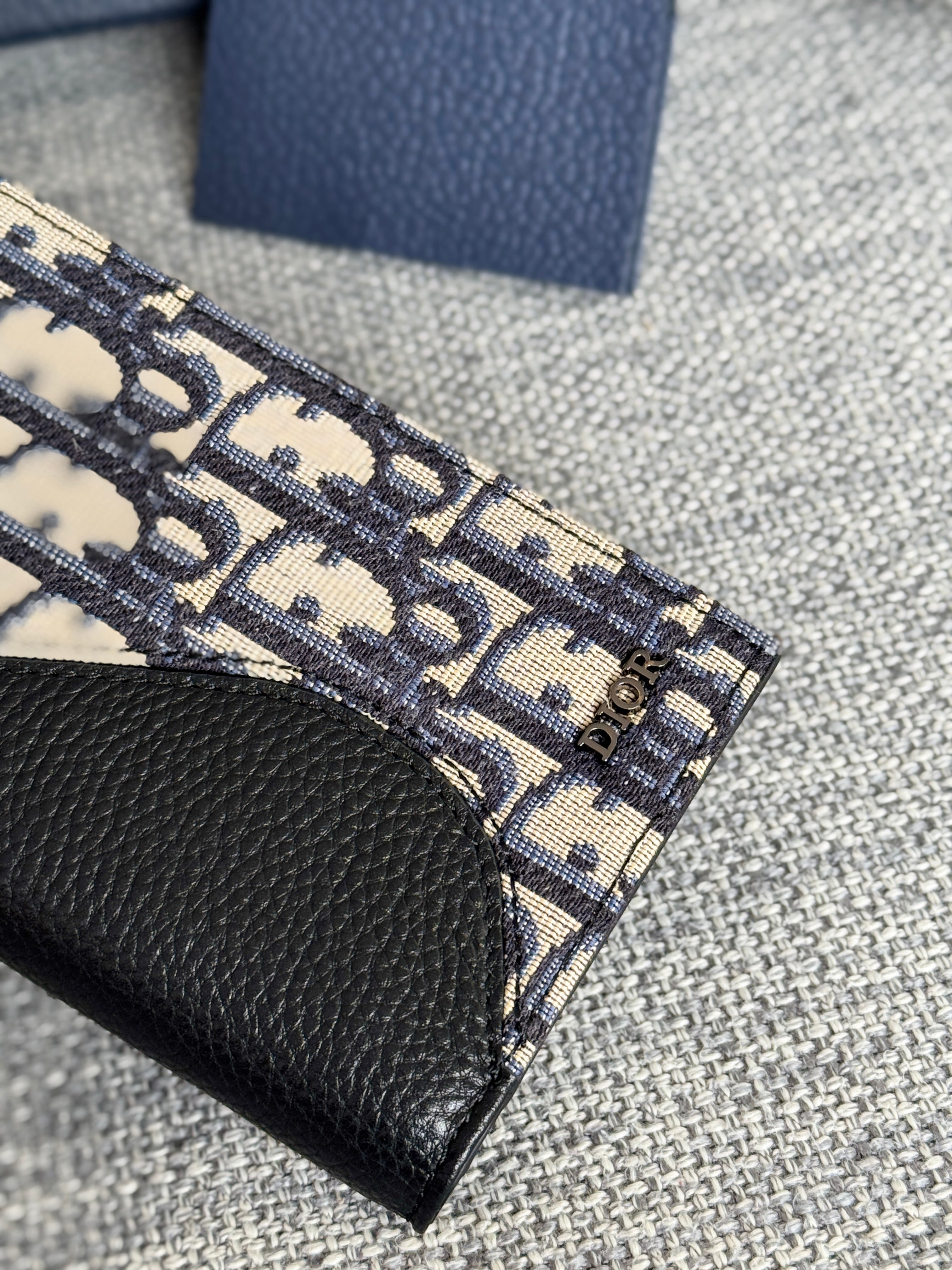 VERTICAL BIFOLD WALLET 19 IN BLACK GRAINED CALFSKIN MIX BLUE MONOGRAM OBLIQUE JACQUARD