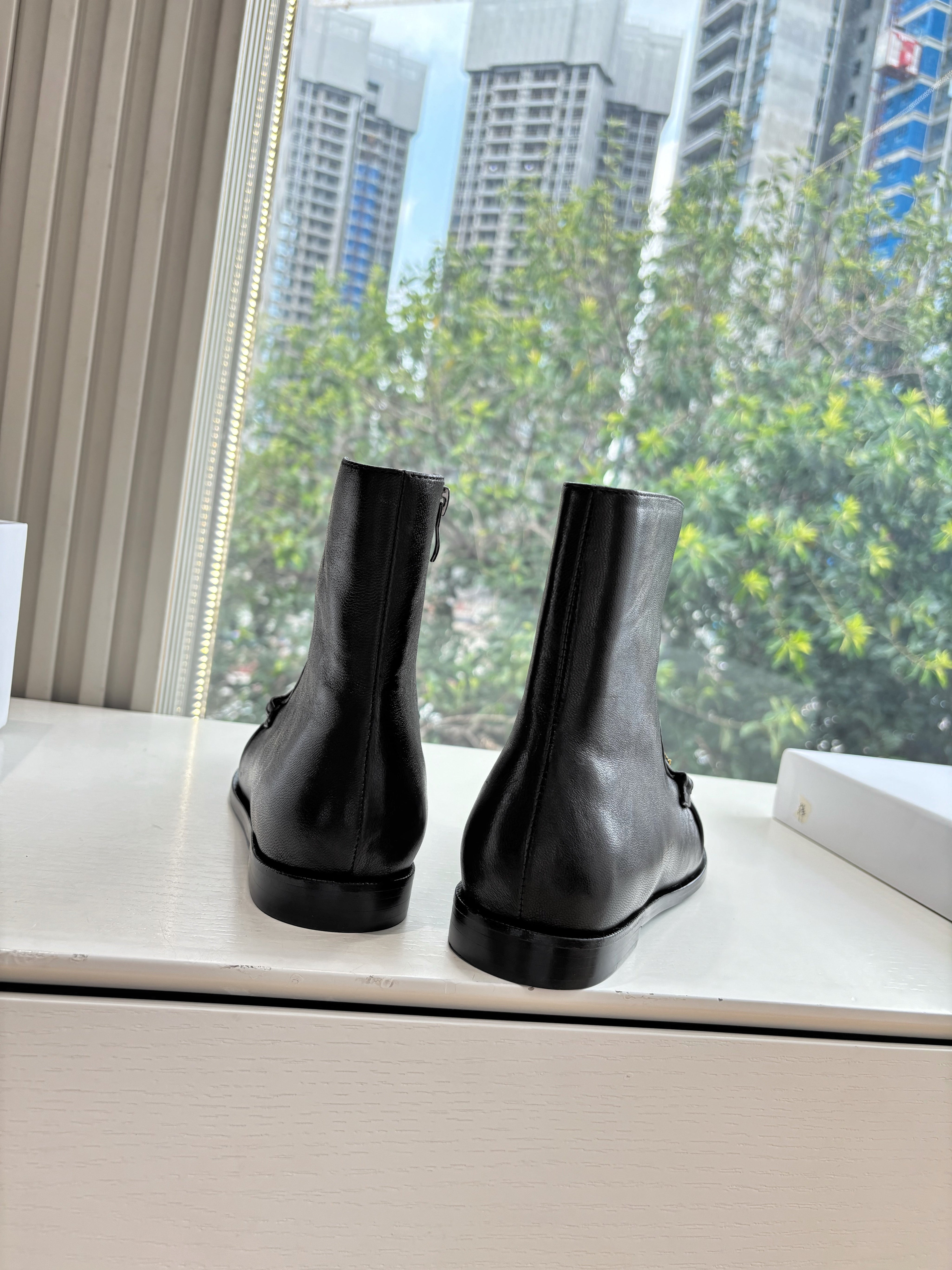 YSL 25S ANKLE FLAT BOOTS IN BLACK LAMBSKIN WITH SIDE ZIPPER