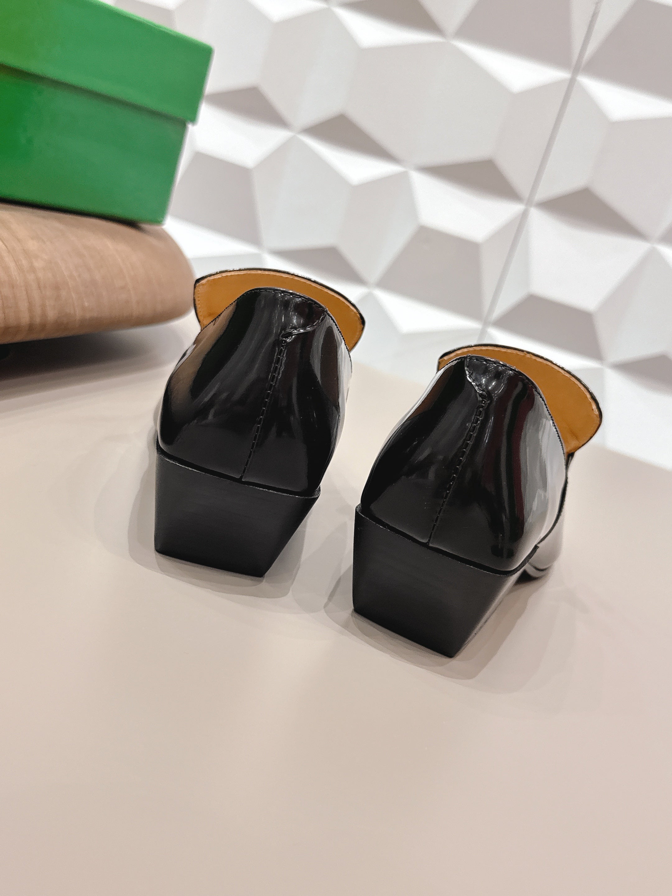 BOTTEGA VENETA 26S VENTURA LOAFERS 40 MM BLACK GLOSSY CALFSKIN