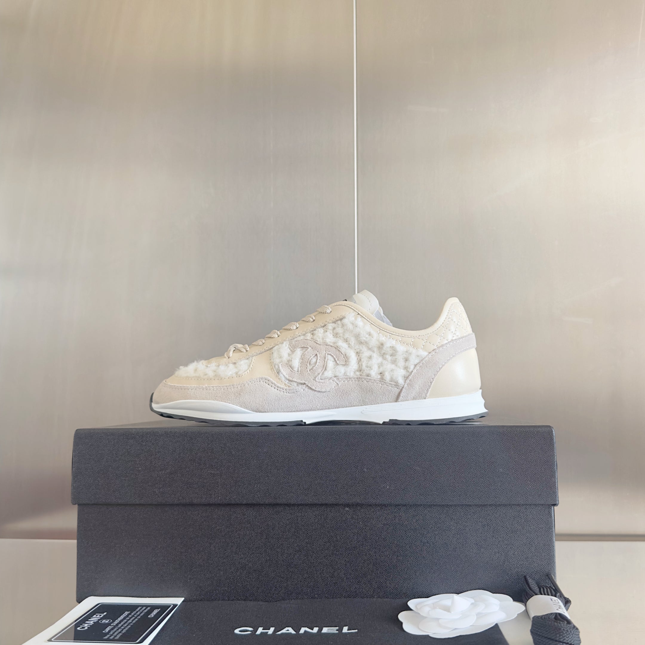 CHANEL 25S SNEAKERS 20MM IN WHITE CALFSKIN AND SUEDE