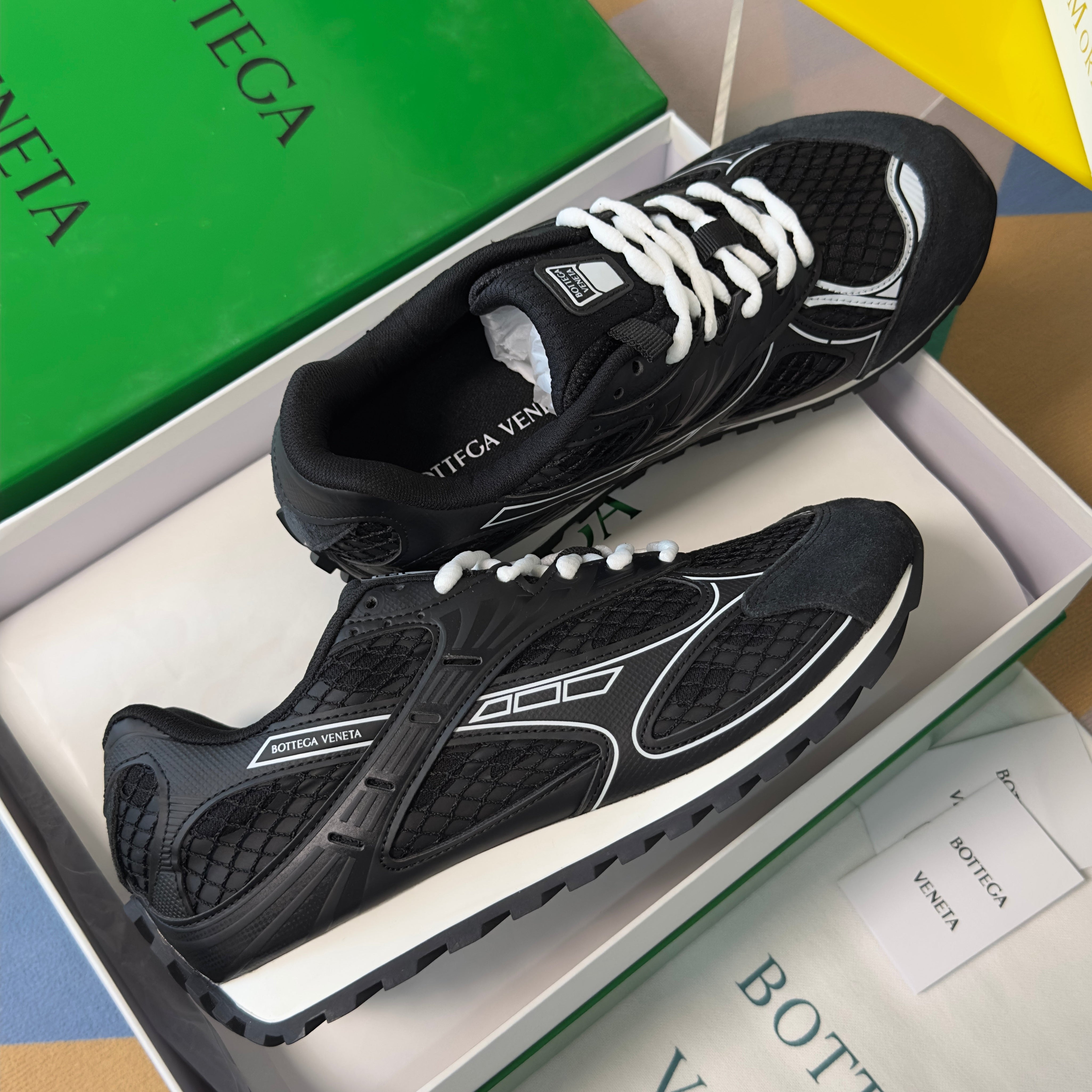 BOTTEGA VENETA 26S SNEAKERS IN BLACK TPU MATERIAL AND MESH FABRIC