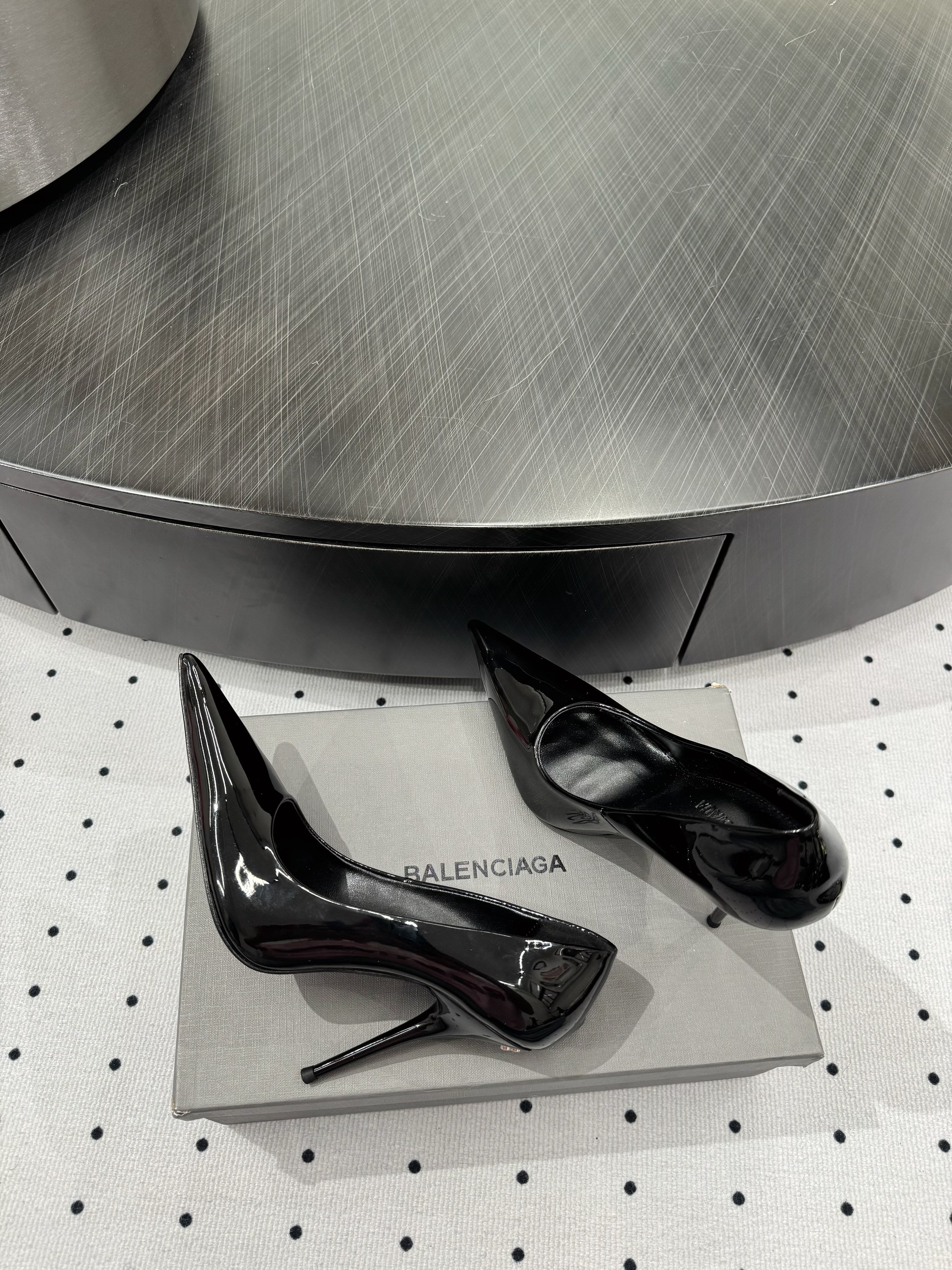 AVENUE 105MM PUMP IN BLACK PATENT CALFSKIN