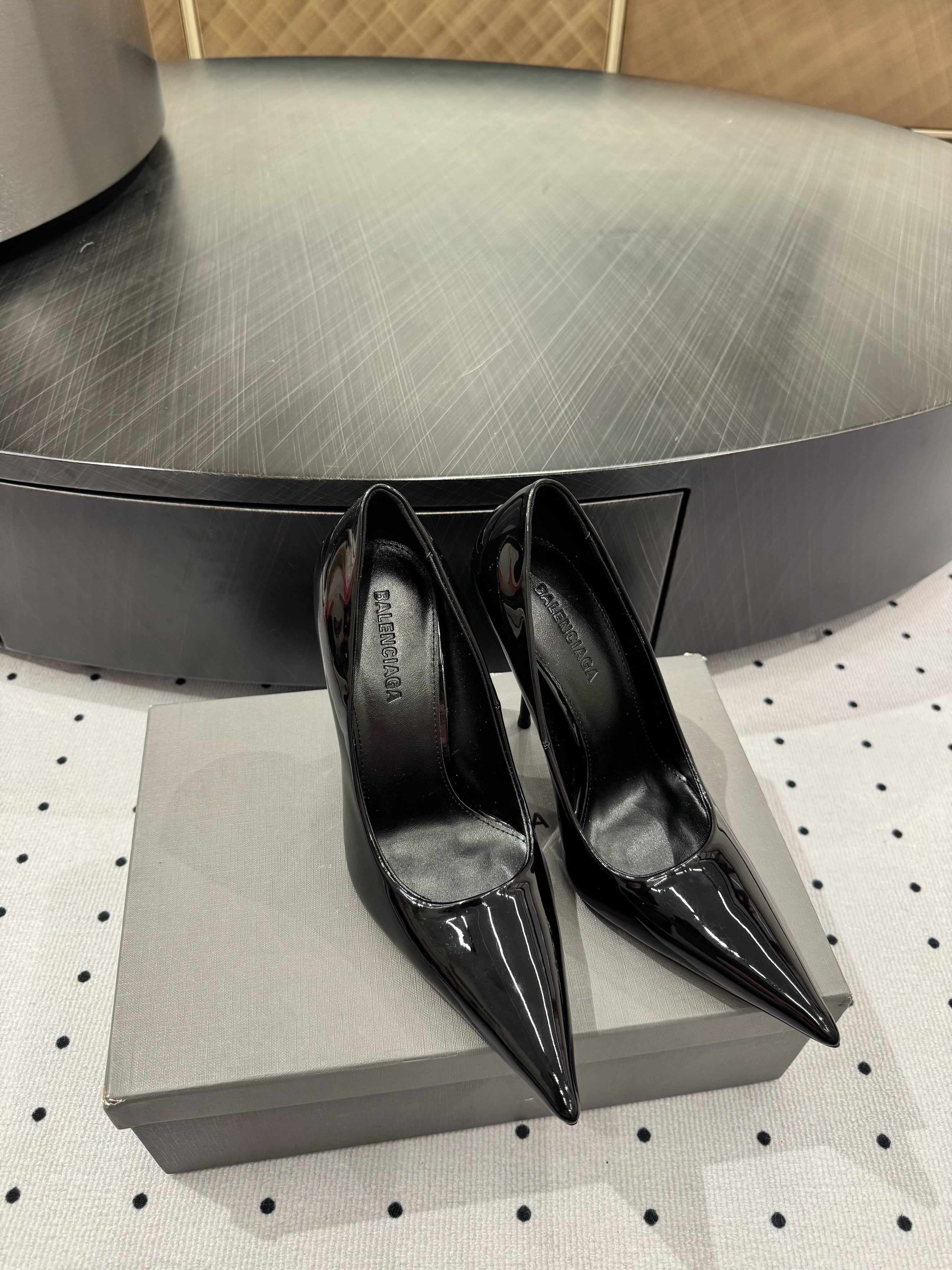 AVENUE 105MM PUMP IN BLACK PATENT CALFSKIN