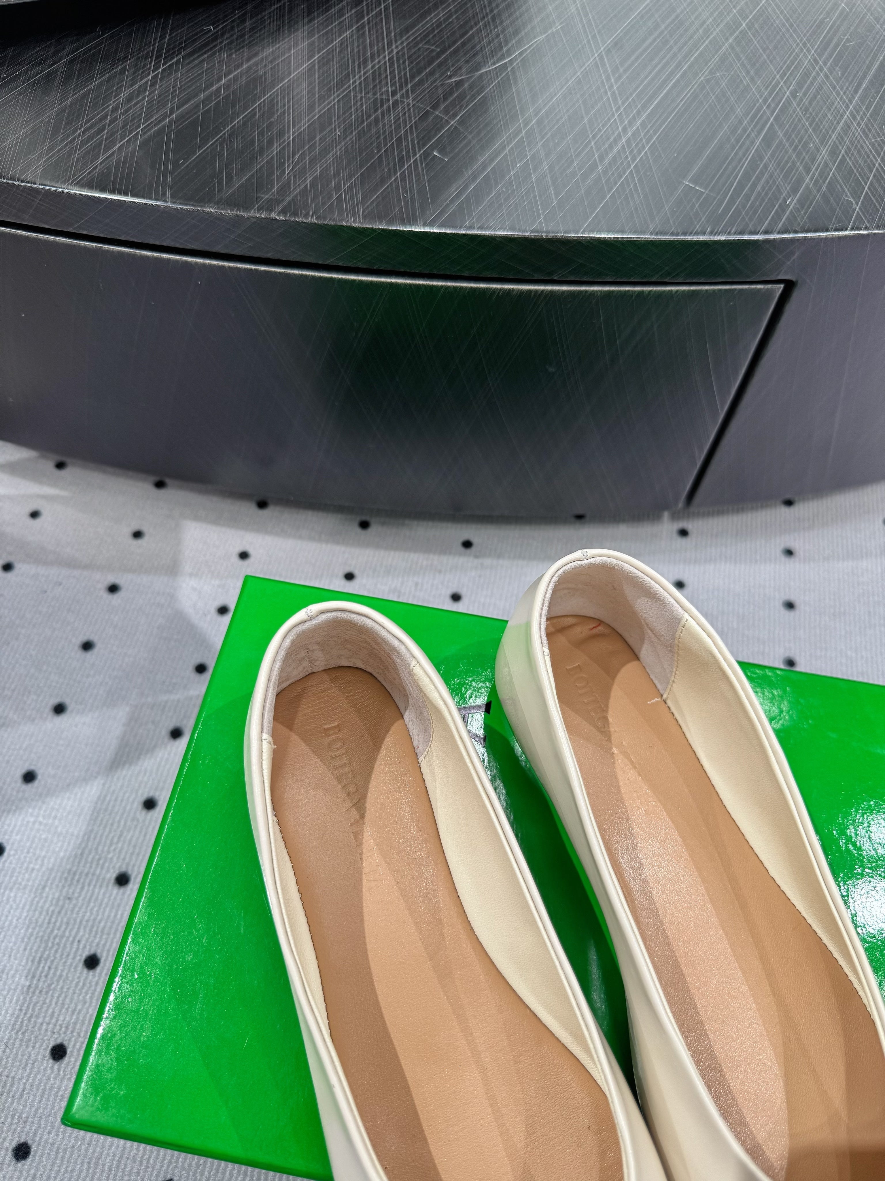 BOTTEGA VENETA 26S BALLET FLATS IN LIGHT BEIGE CALFSKIN