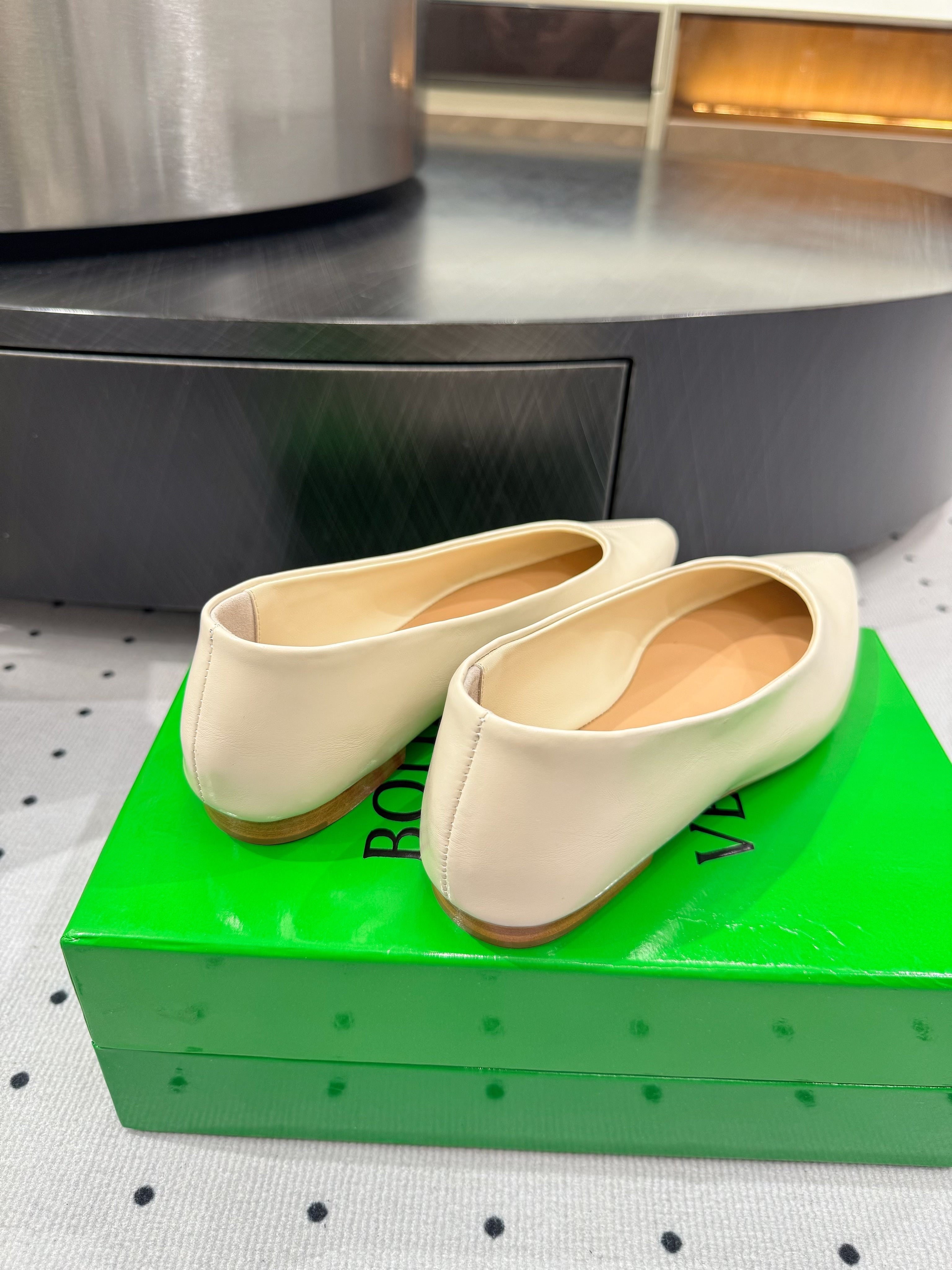 BOTTEGA VENETA 26S BALLET FLATS IN LIGHT BEIGE CALFSKIN