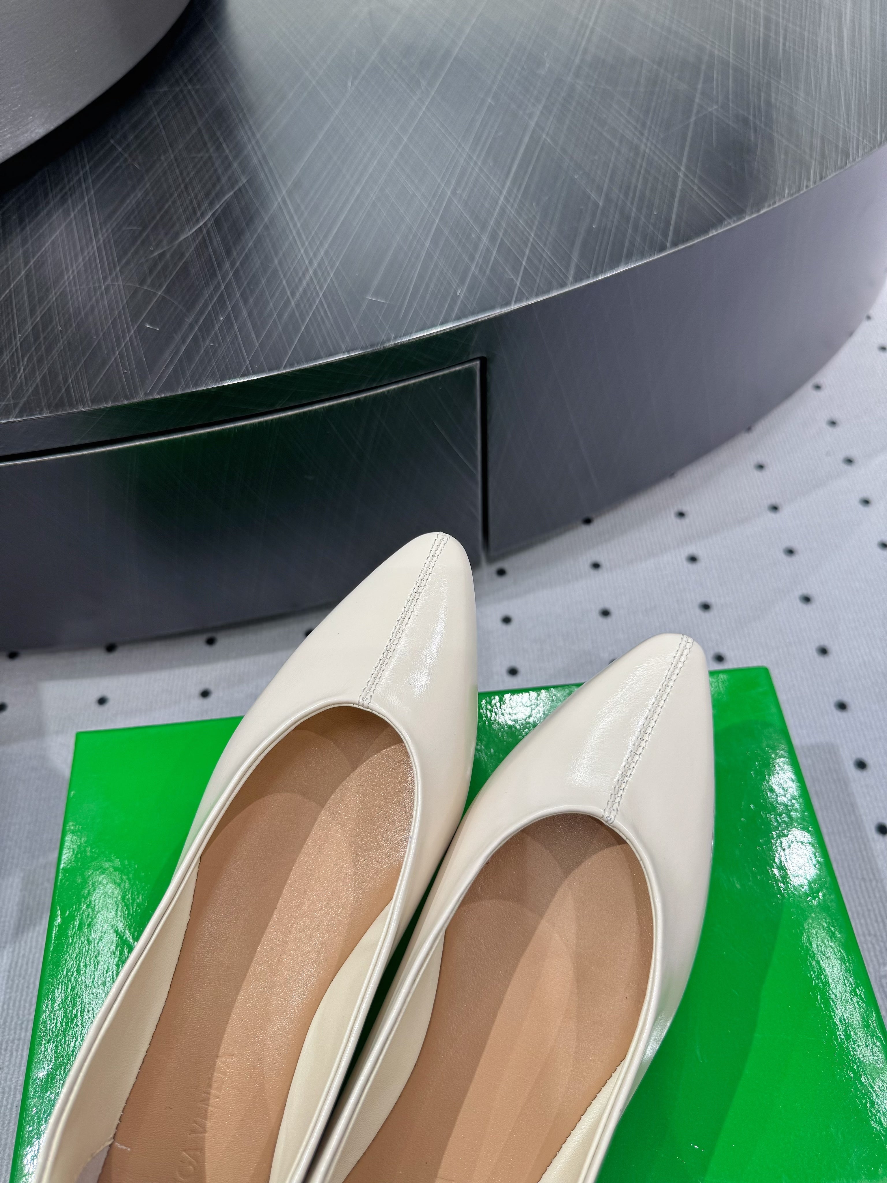 BOTTEGA VENETA 26S BALLET FLATS IN LIGHT BEIGE CALFSKIN