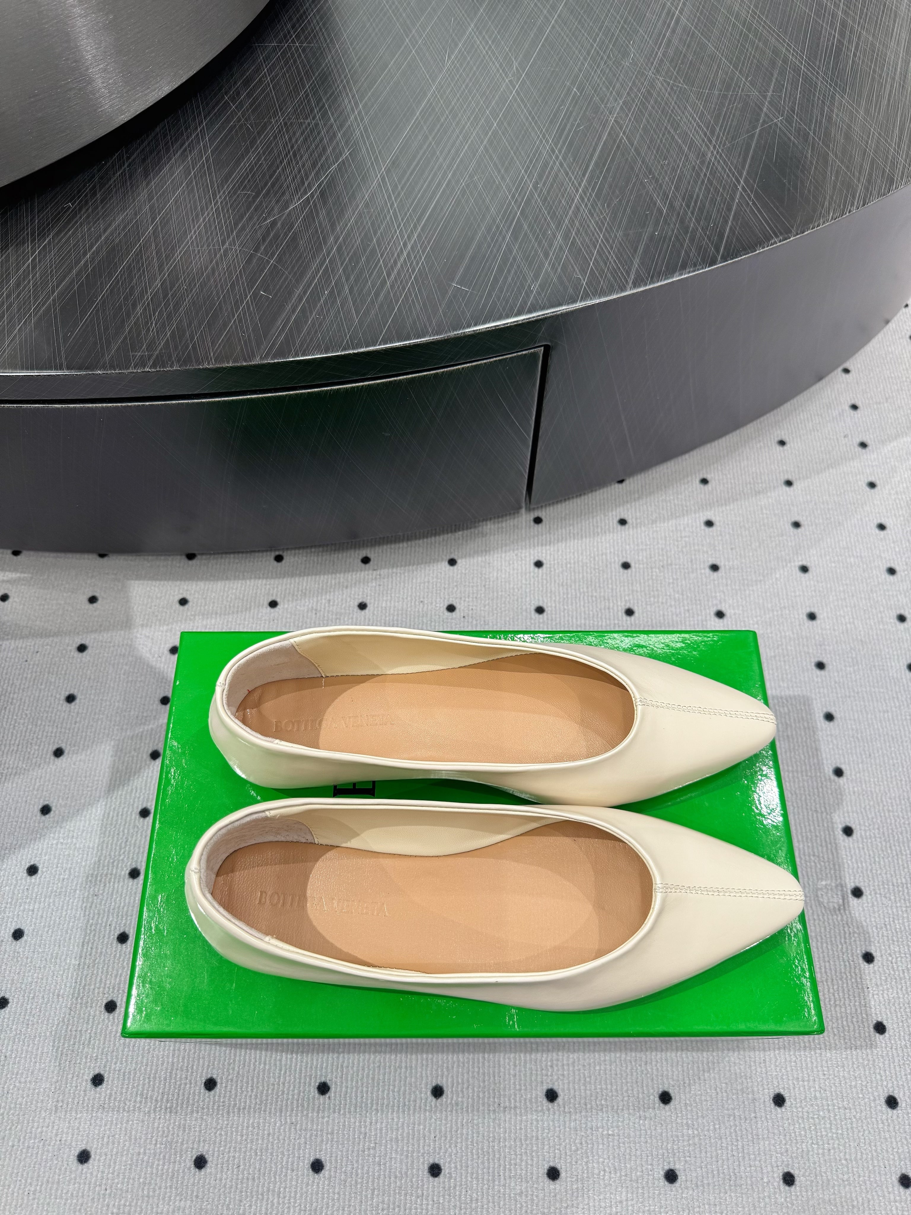 BOTTEGA VENETA 26S BALLET FLATS IN LIGHT BEIGE CALFSKIN