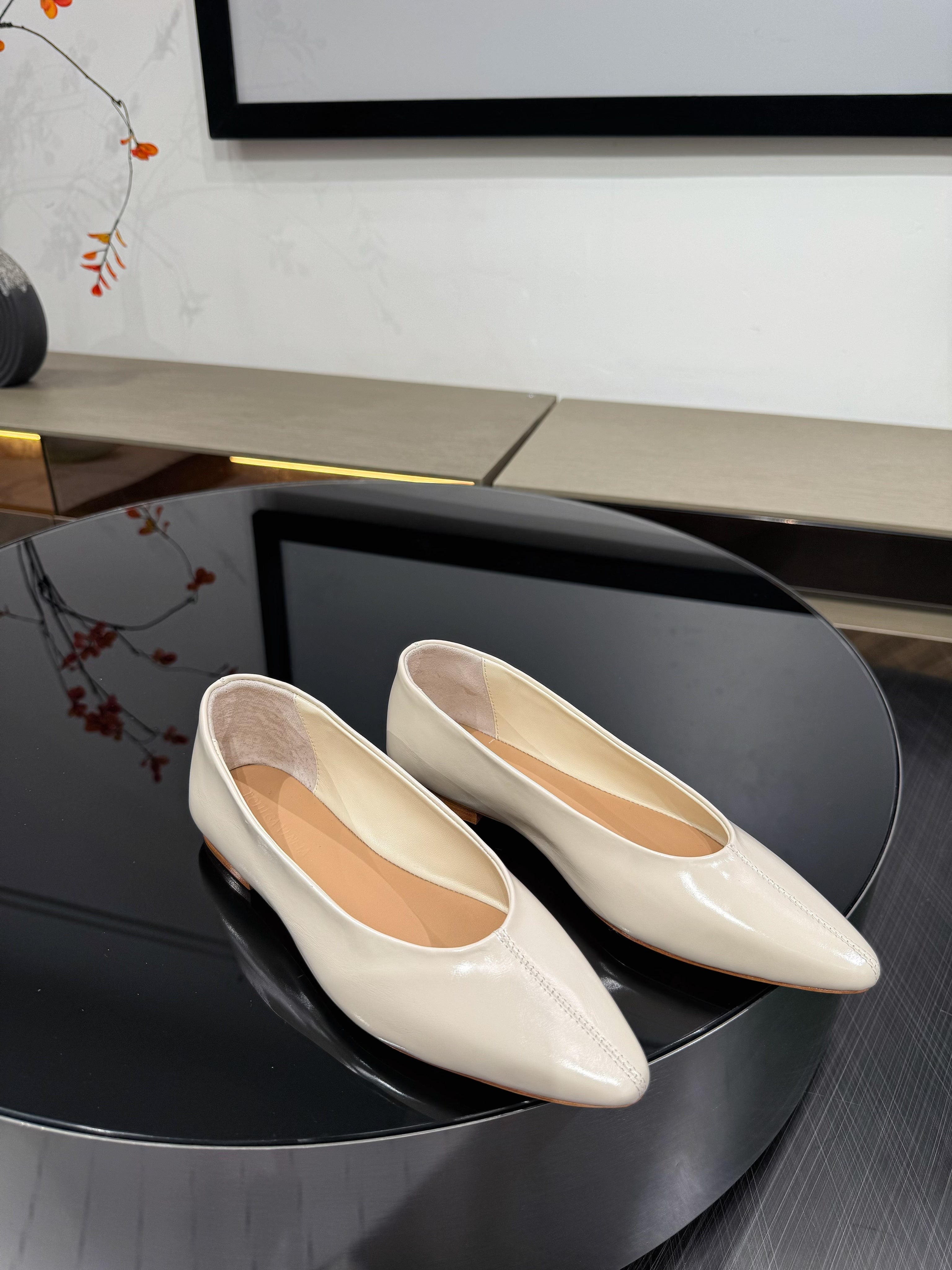 BOTTEGA VENETA 26S BALLET FLATS IN LIGHT BEIGE CALFSKIN